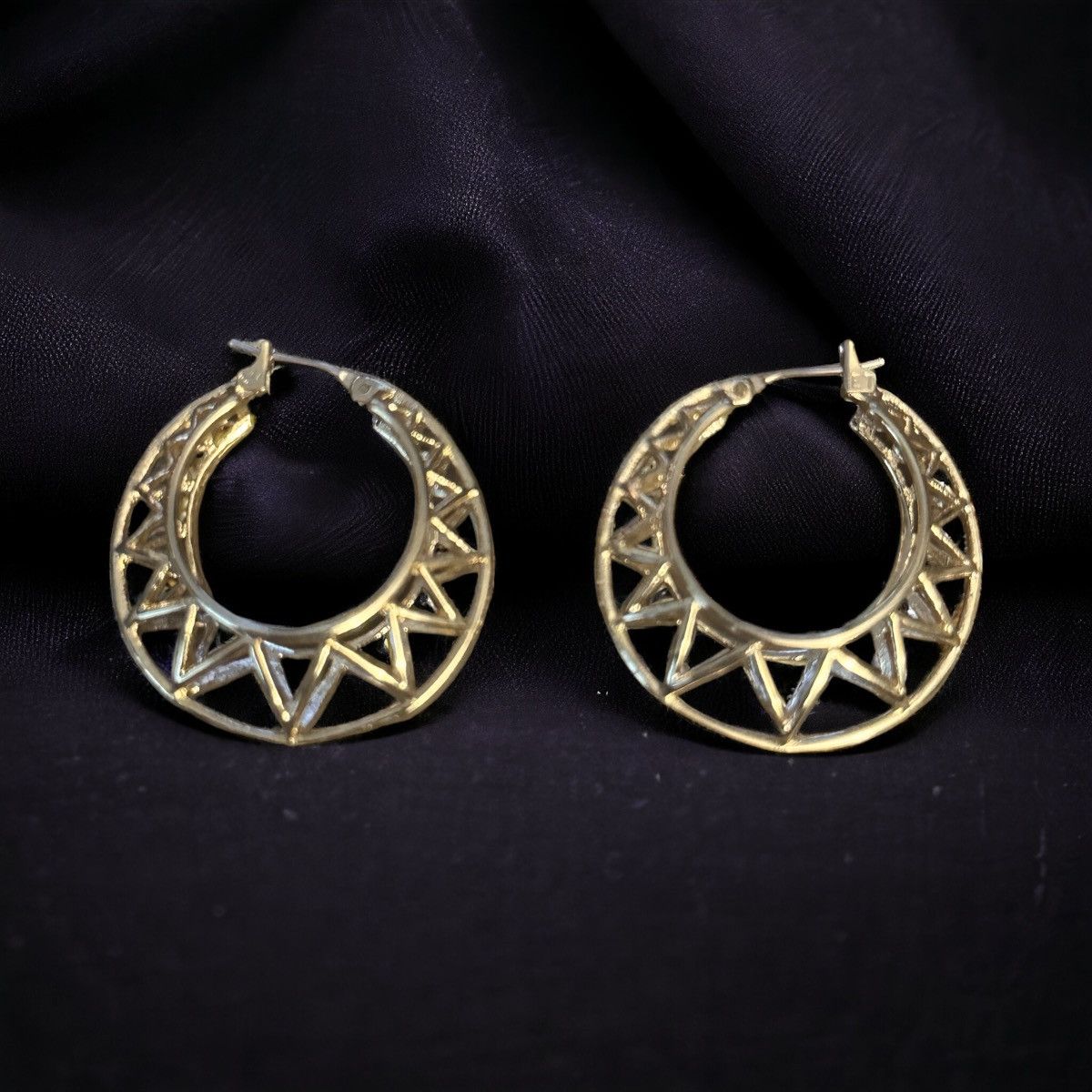 Other Gold tone geometric puffed hoop earrings Size ONE SIZE - 1 Thumbnail