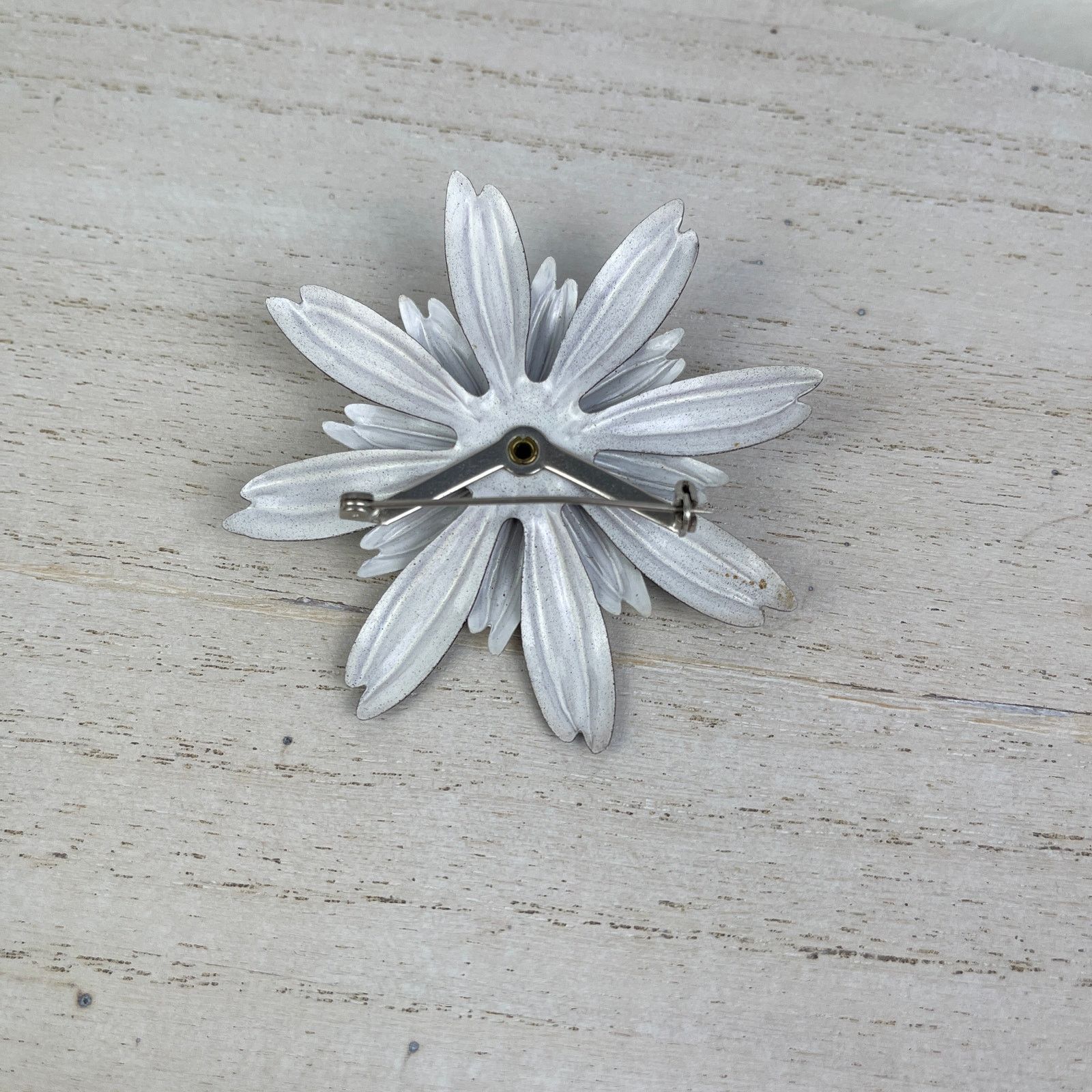 Vintage VTG 1960’s Black White Daisy Flower Brooch Pin Metal Enamel Size ONE SIZE - 11 Thumbnail
