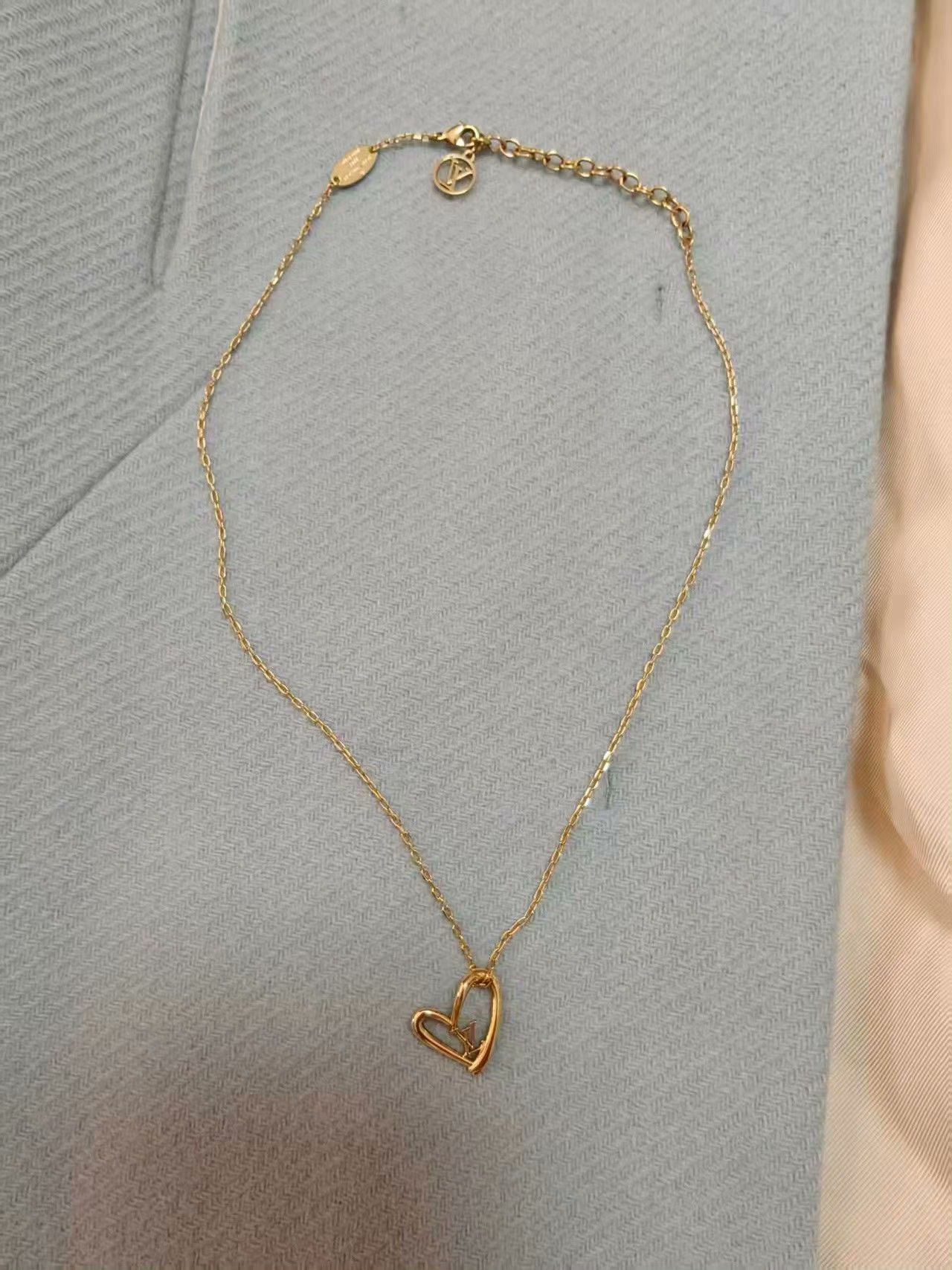 Louis Vuitton LV Heart Pendant Necklace Size ONE SIZE - 1 Thumbnail