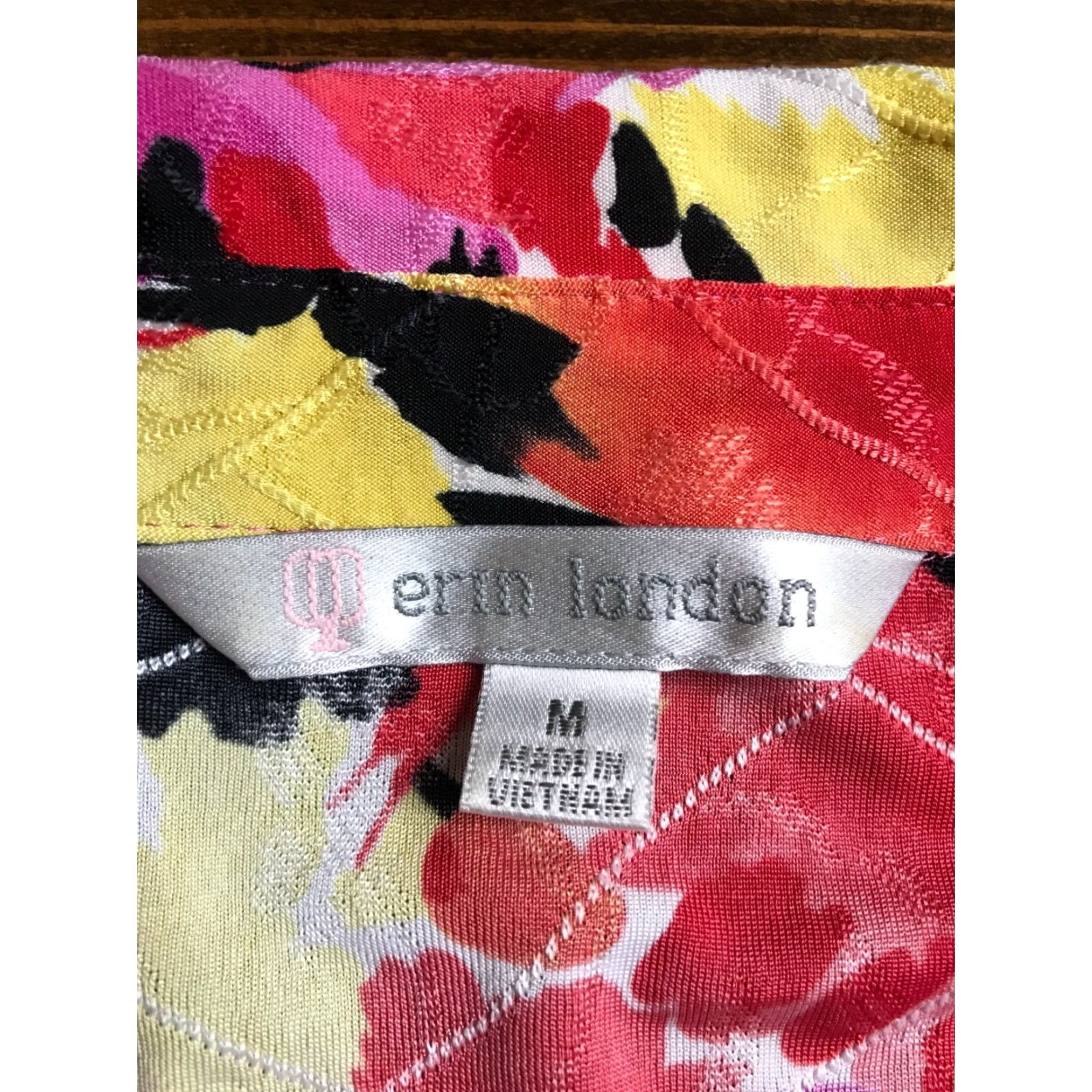 Vintage Erin London Shirt Women's Medium, 3/4 Sleeve Button-Up Floral Yellow Red, Casual, Fall Spring Summer, Polyester Spandex, Women's Shirt Size M / US 6-8 / IT 42-44 - 5 Thumbnail