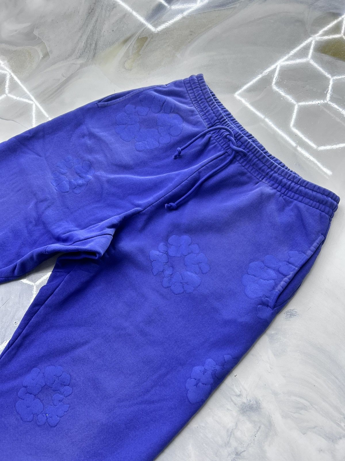 DENIM TEARS Denim Tears Monochrome Cotton Wreath Sweatpants Washed Blue Size US 34 / EU 50 - 4 Thumbnail