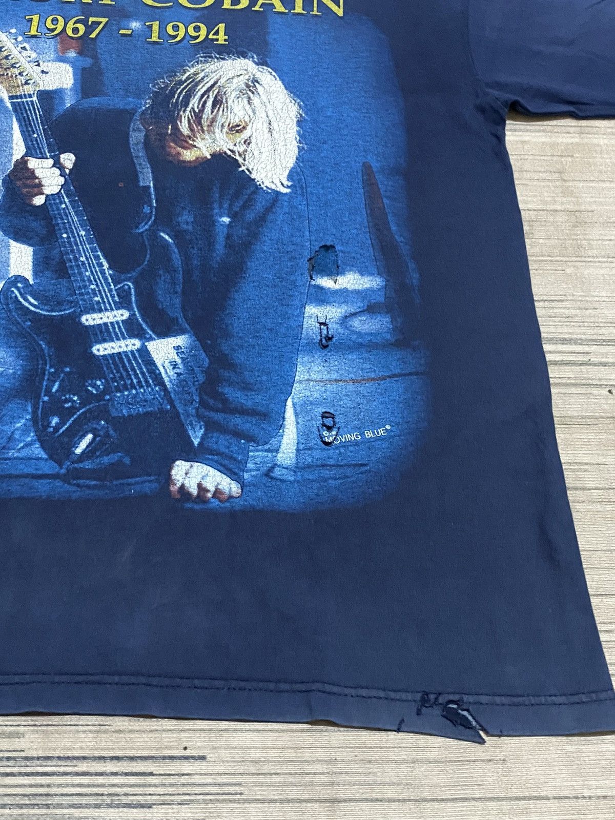 Nirvana Vintage Nirvana Kurt Cobain In Memorial 2000 Guitar Tshirt Size US L / EU 52-54 / 3 - 5 Thumbnail