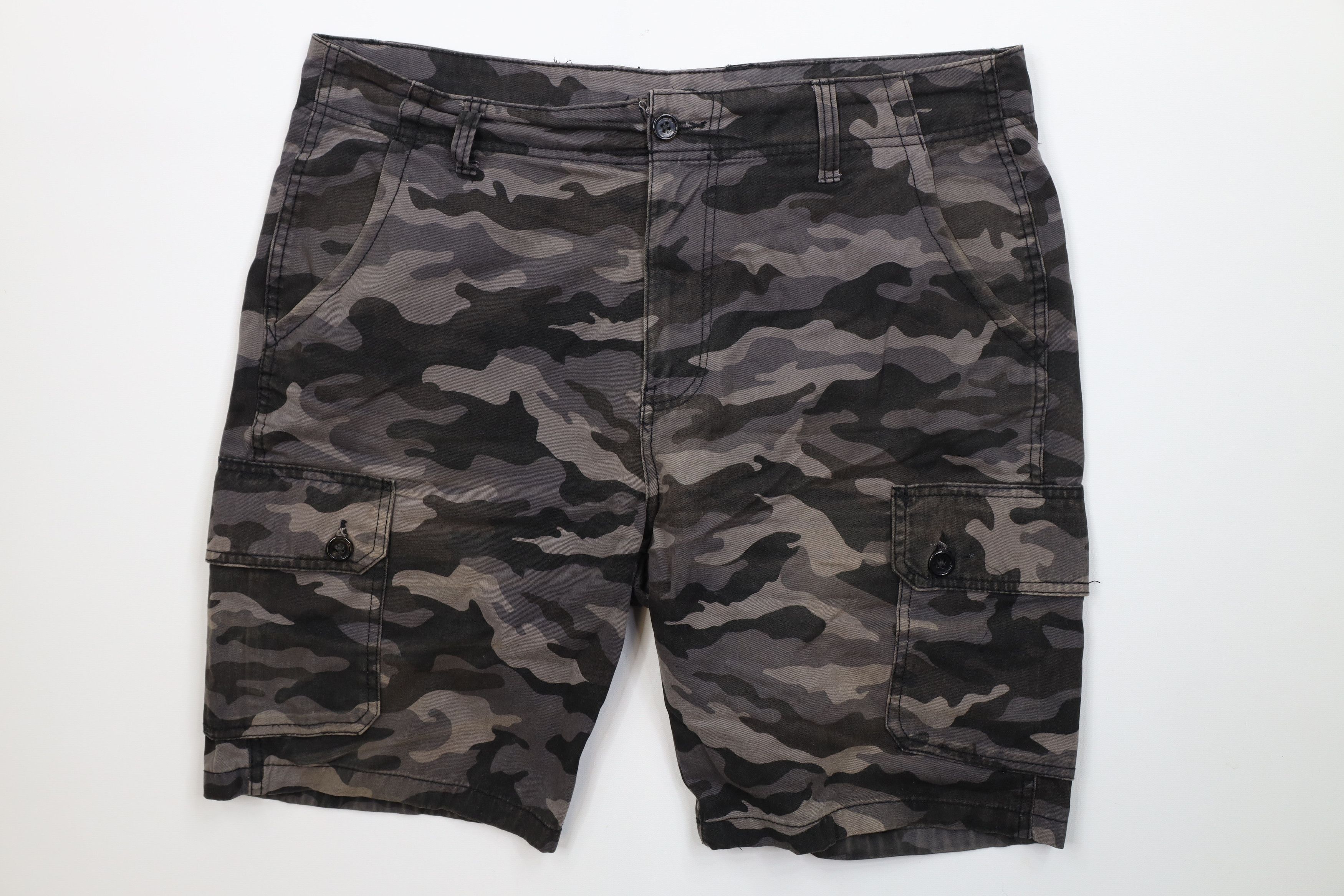 Vintage Vintage 90s Y2K Streetwear Above Knee Cargo Shorts Size US 36 / EU 52 - 1 Thumbnail