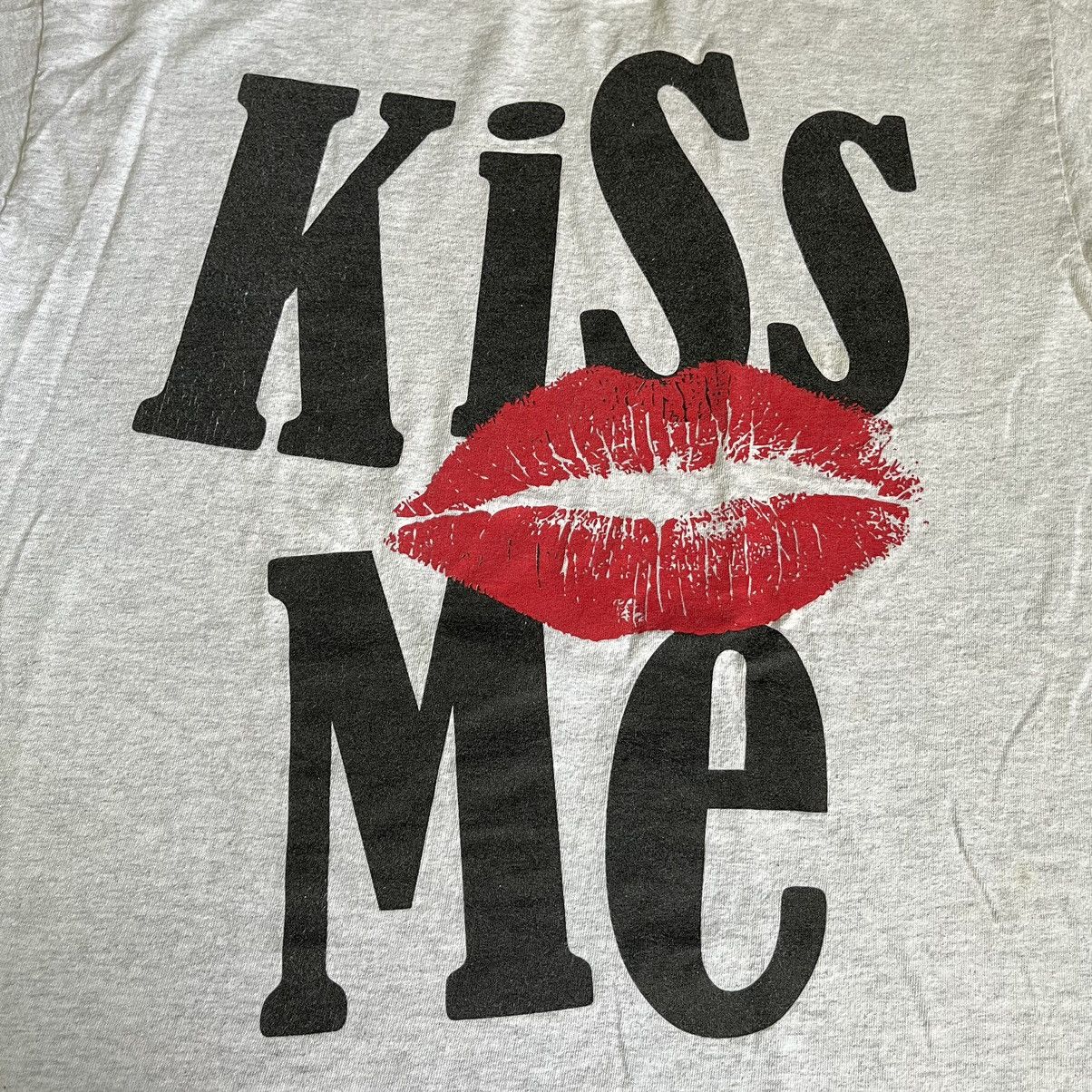 Vintage Vintage 2000s Kiss Me Big Lips Graphic Logo Tee Shirt Parody Size US L / EU 52-54 / 3 - 3 Thumbnail