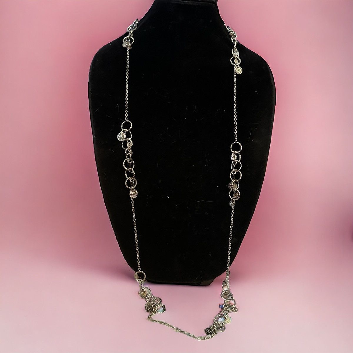 Other Long silver tone hammered links and disc charms necklace Size ONE SIZE - 2 Thumbnail