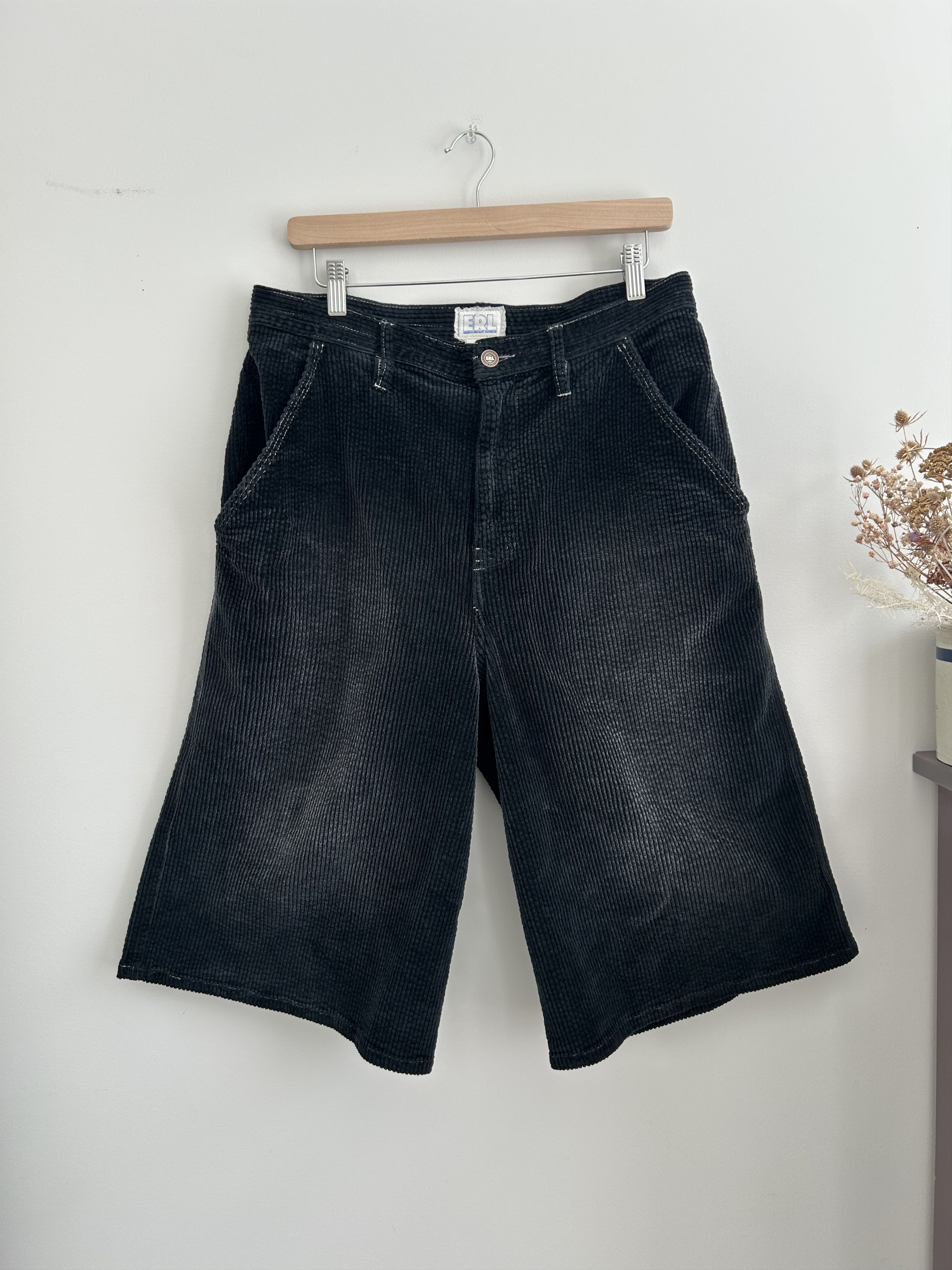 ERL OG ERL made in California corduroy shorts Size US 30 / EU 46 - 1 Thumbnail