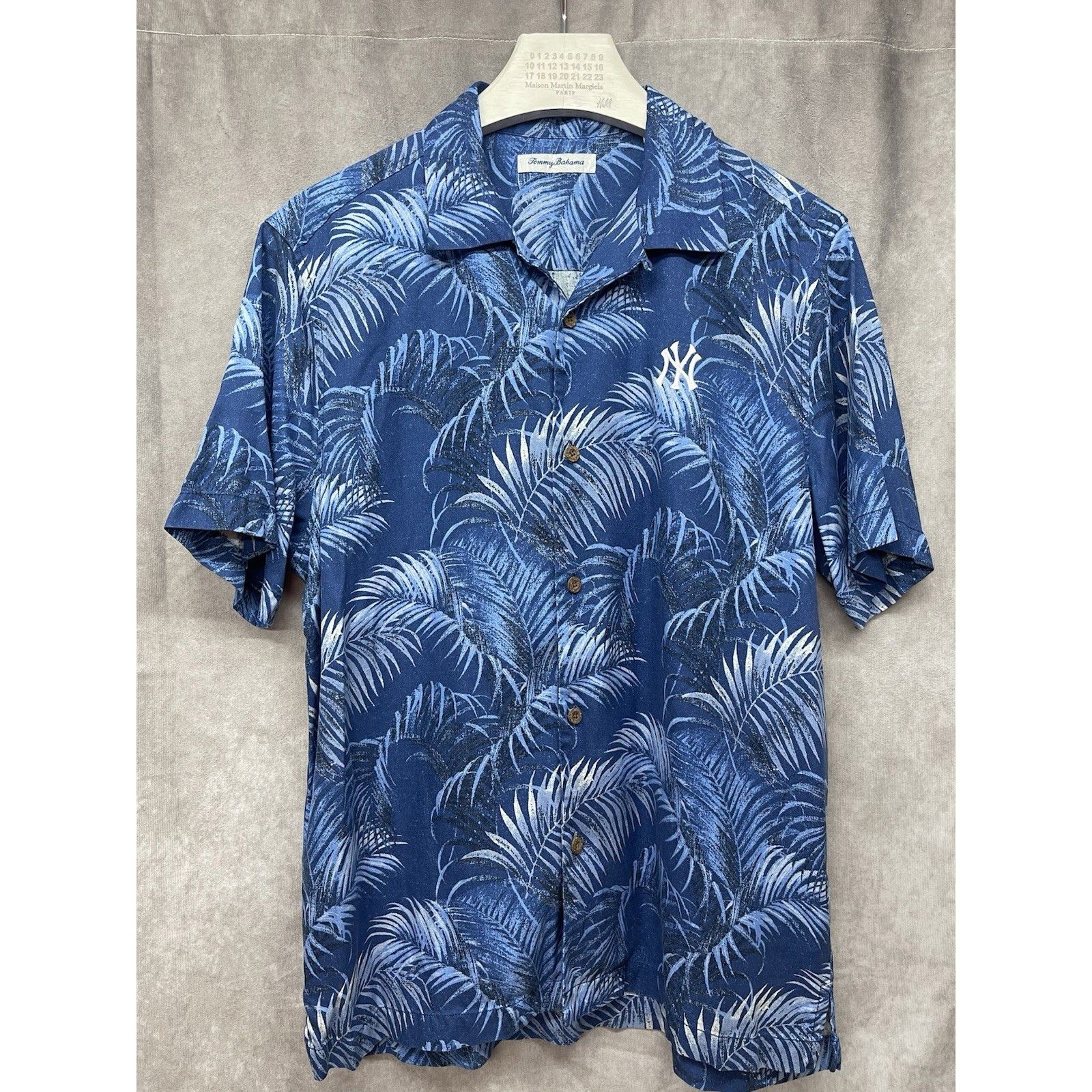 Tommy Bahama Tommy Bahama New York Yankees Hawaiian Button Up Shirt Men M Size US M / EU 48-50 / 2 - 1 Thumbnail