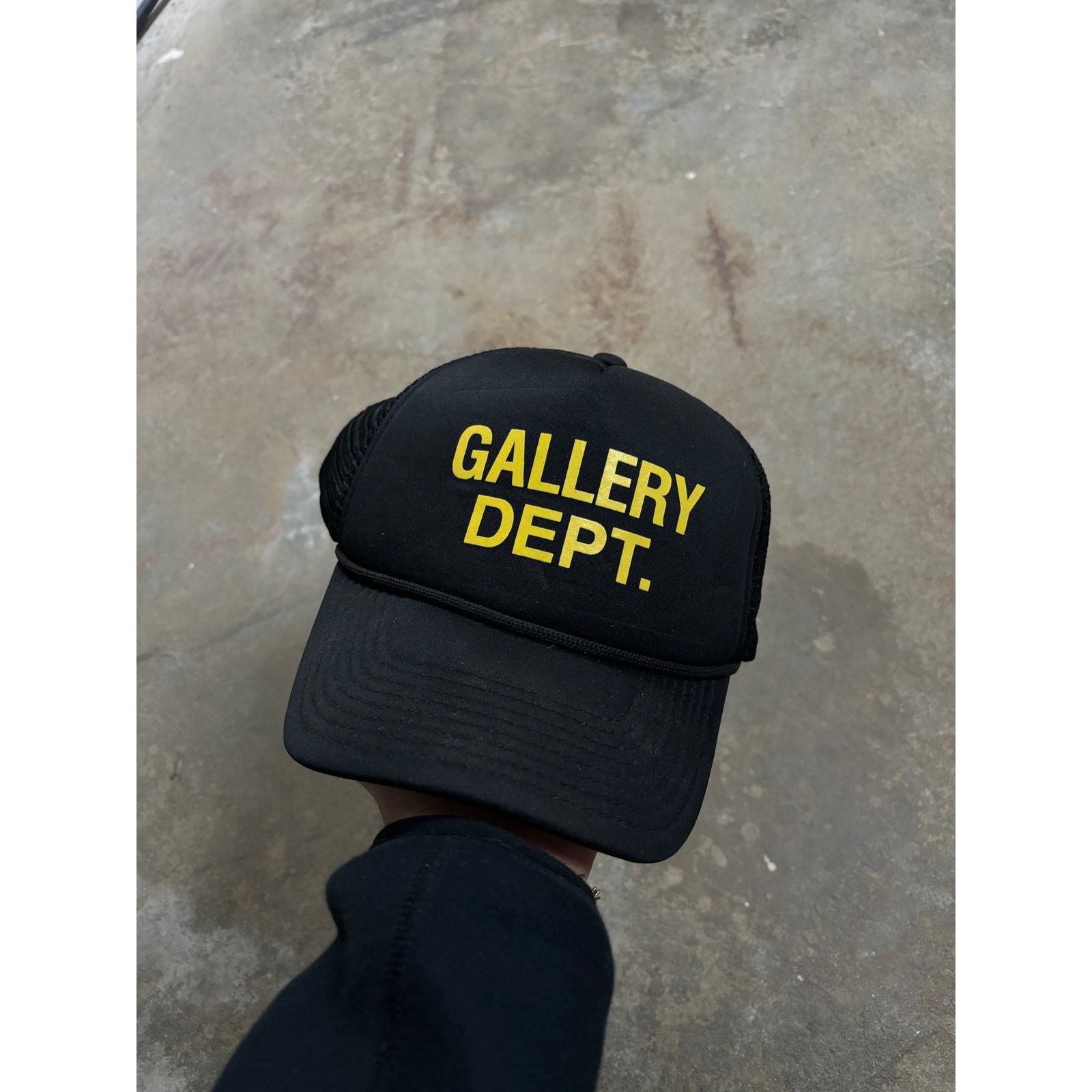 Gallery Dept. Gallery Dept. Trucker Hat – Black / Yellow Logo