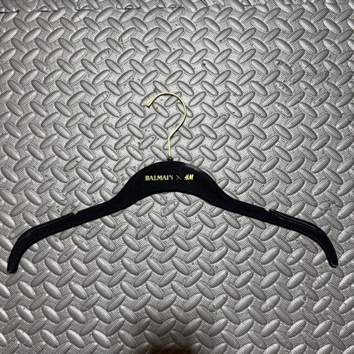 H&M Balmain x H&M Hanger Velvet Felt Black Garment Gold FLAWS Size ONE SIZE - 1 Thumbnail