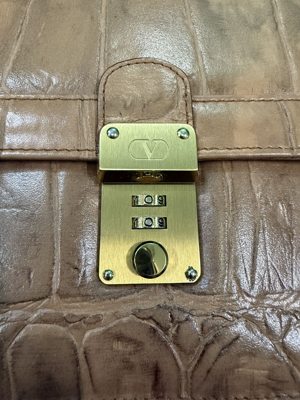 Valentino RARE VALENTINO GARAVANI EMBOSSED CROC LEATHER CLUTCH BAG Size ONE SIZE - 18 Thumbnail