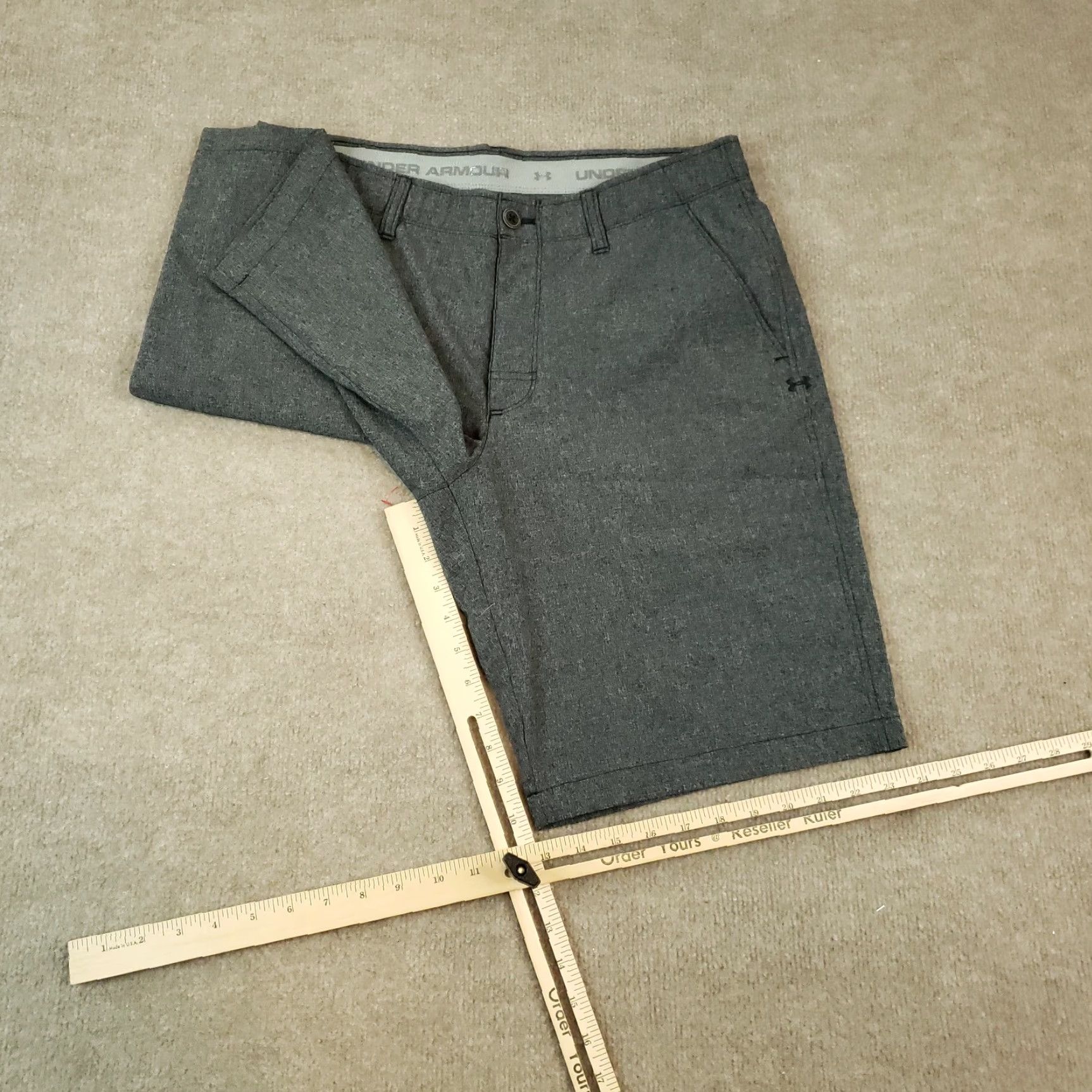 Under Armour Under Armour Shorts Mens 34 Gray Flat Front Chino Loose Regular Inseam 10 in Polyester Casual Travel Mens Gray Front Type: Flat Front Waist 34 Size 34 Size US S / EU 44-46 / 1 - 2 Thumbnail