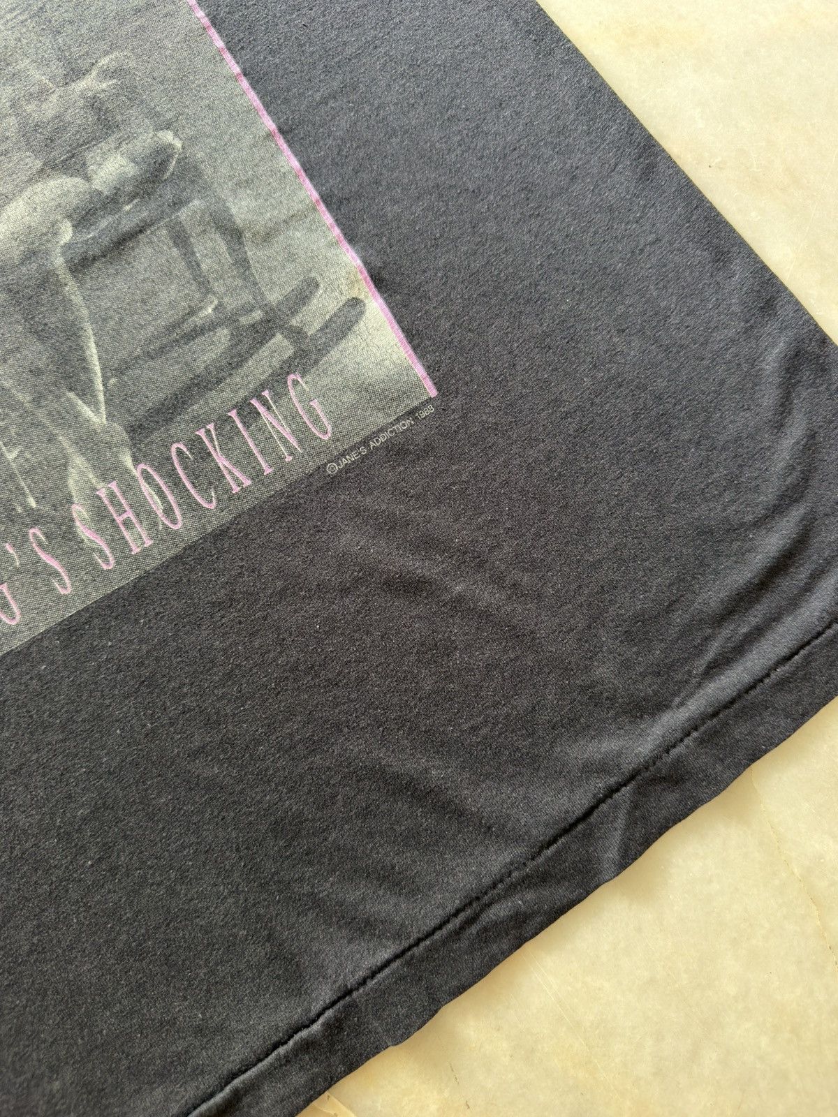 Band Tees VINTAGE ©️1988 JANES ADDICTION TEE,SHIRT Size US L / EU 52-54 / 3 - 8 Thumbnail