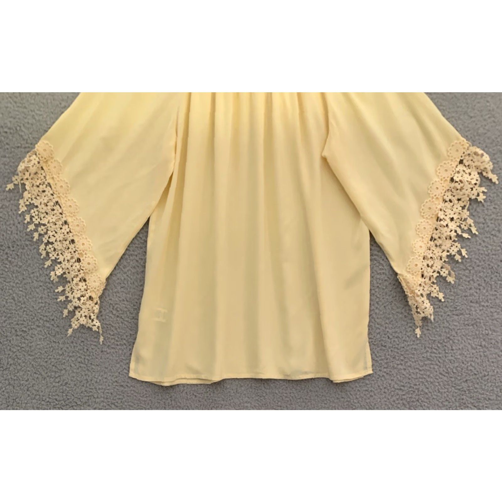 Melissa Melissa Paige Pullover Tunic Women’s Petite L 3/4 Sleeve Yellow 3 1/2” Slit Hem Blouse Knit Lightweight Slit 100% Rayon Flowy Boat Neck Casual Size L / US 10 / IT 46 - 6 Thumbnail