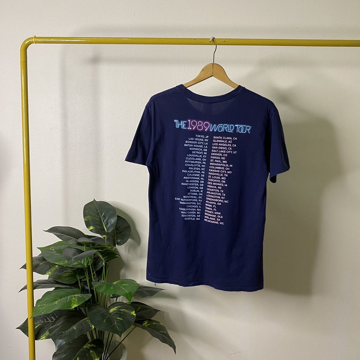 Band Tees × Vintage 2015 Taylor Swift The 1989 World Tour Tee Size US M / EU 48-50 / 2 - 6 Thumbnail