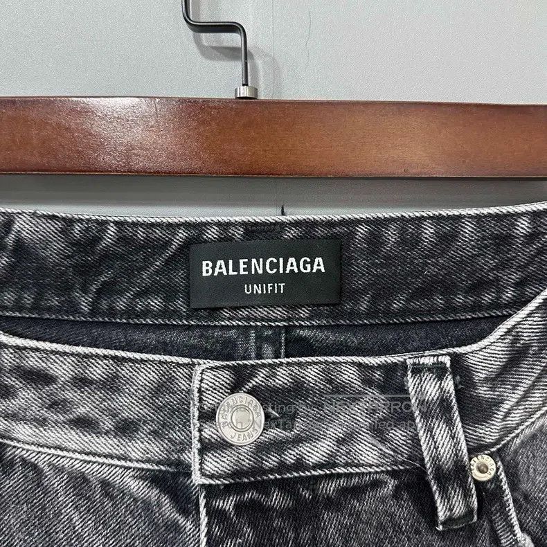 Balenciaga Balenciaga size M FW22 water-washed straight-leg jeans Size US 27 - 5 Thumbnail