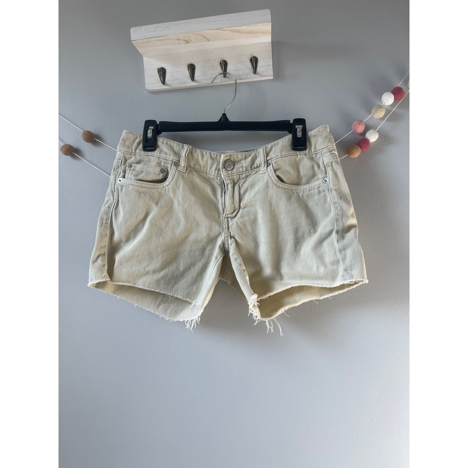 American Eagle Outfitters American Eagle Pale Yellow Girlfriend Denim Shorts Size 30" / US 8 / IT 44 - 1 Thumbnail