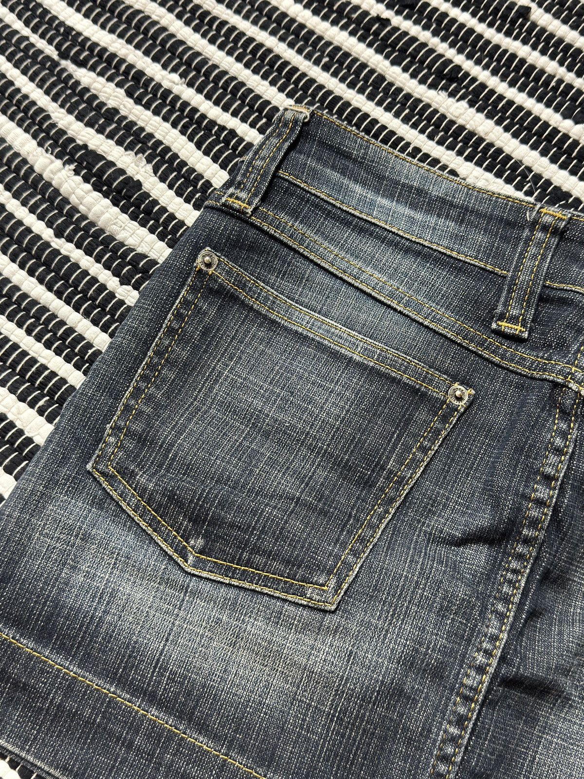 Moschino VINTAGE MOSCHINO JEANS WASHED STYLE MINI DENIM SKIRT Size 28" / US 6 / IT 42 - 5 Thumbnail