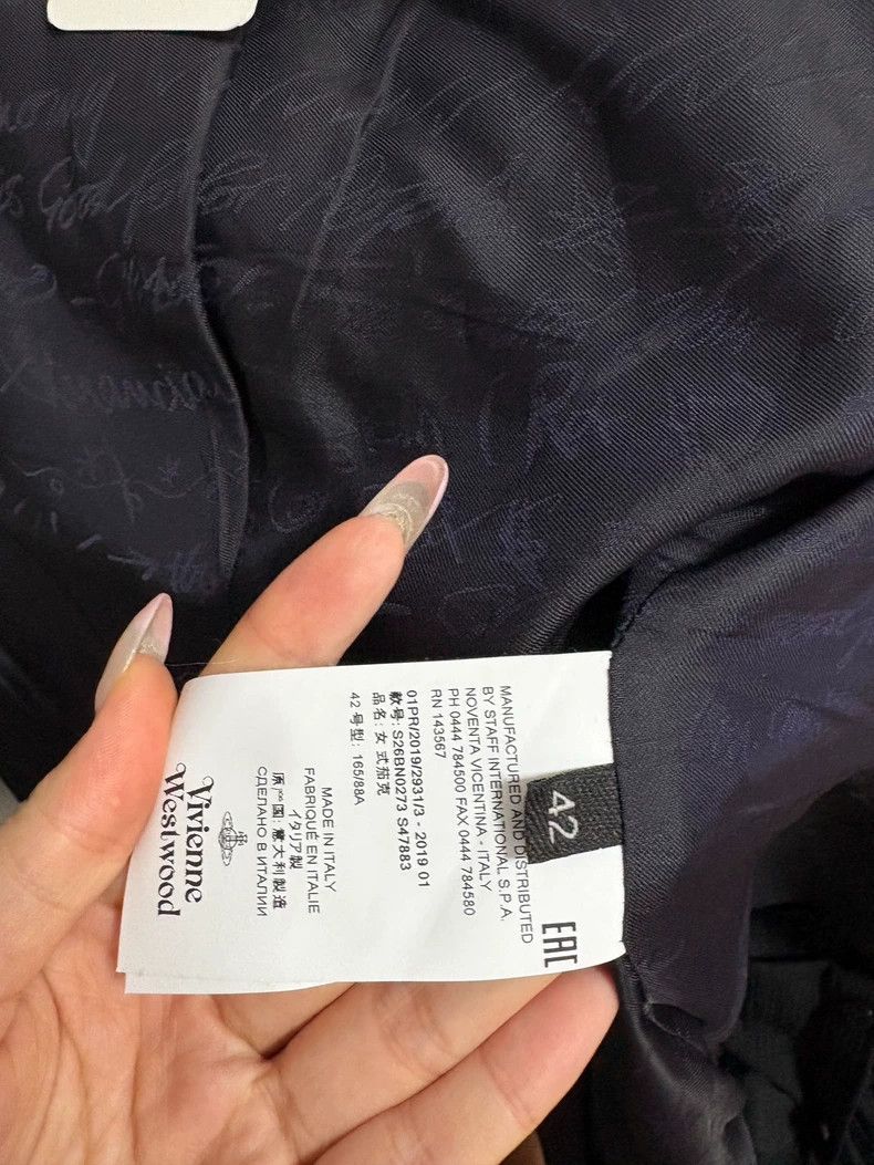 Vivienne Westwood Vivienne Westwood The drunk was wearing a black suit aroun Size S / US 4 / IT 40 - 6 Thumbnail