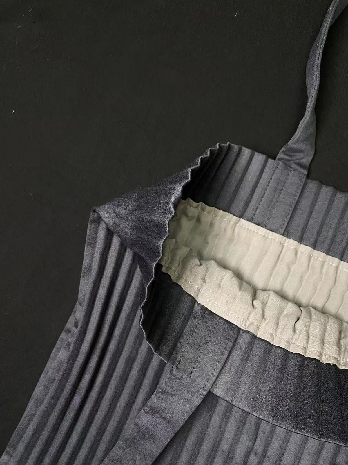 Japanese Brand Deadstock A Pale Petal Pleats Gray Tote Bag OS Size ONE SIZE - 4 Thumbnail