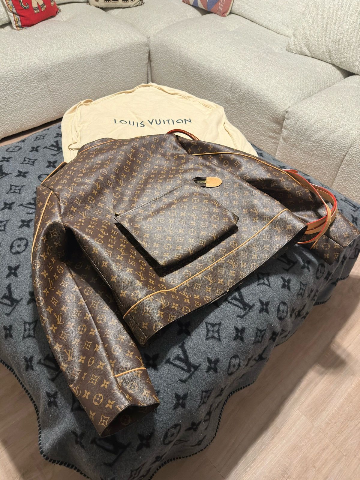 Louis Vuitton ダークグレー ジャケット Fall-Winter 2025 Show Collection for New | LOUIS VUITTON ®