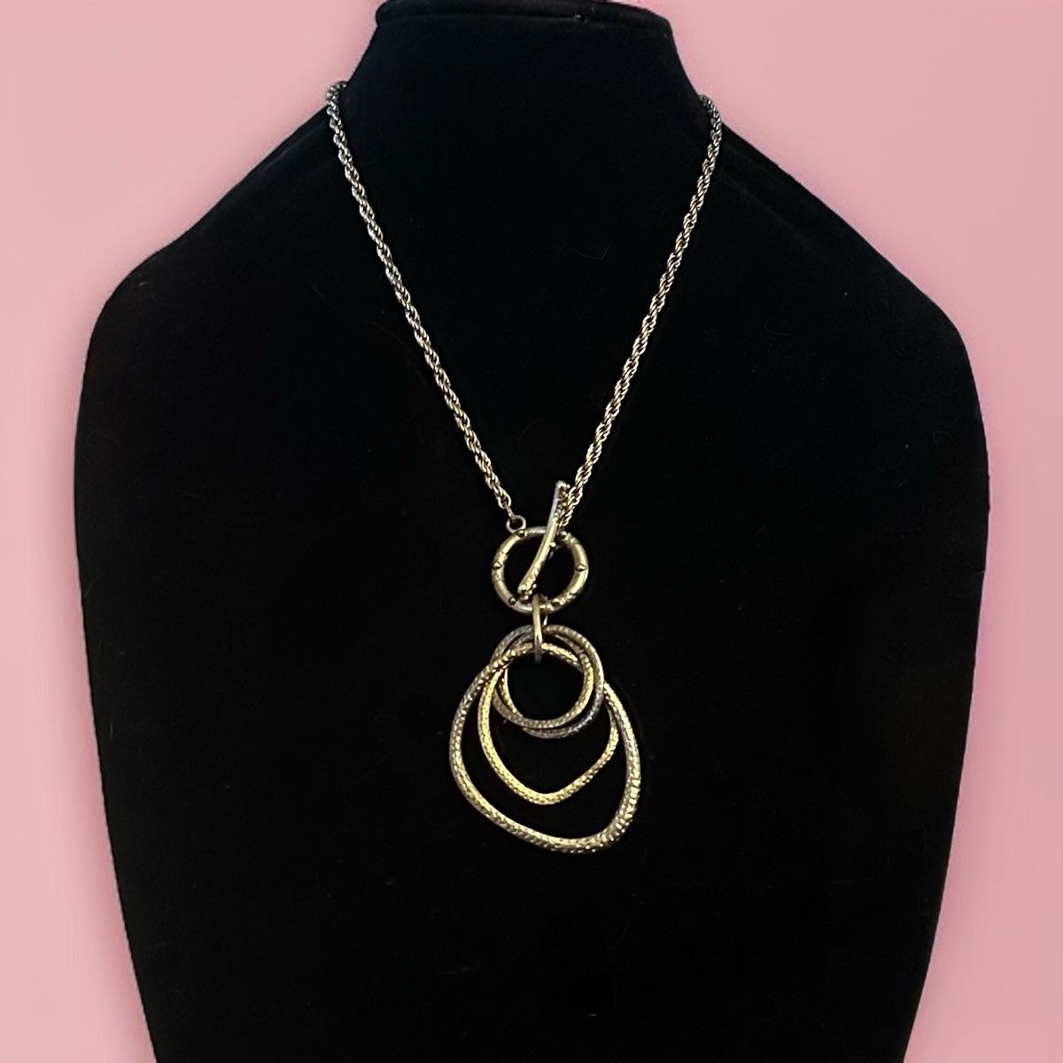 Other Gold tone interlocking circles pendant toggle necklace Size ONE SIZE - 1 Thumbnail