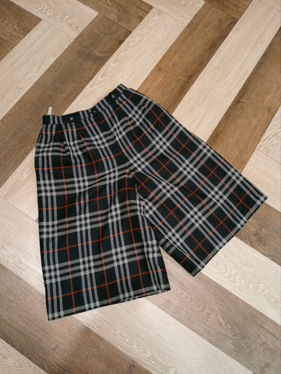 Burberry VINTAGE BURBERRYS NOVA CHECK WOOL SHORTPANTS Size 26" / US 2 / IT 38 - 1 Thumbnail