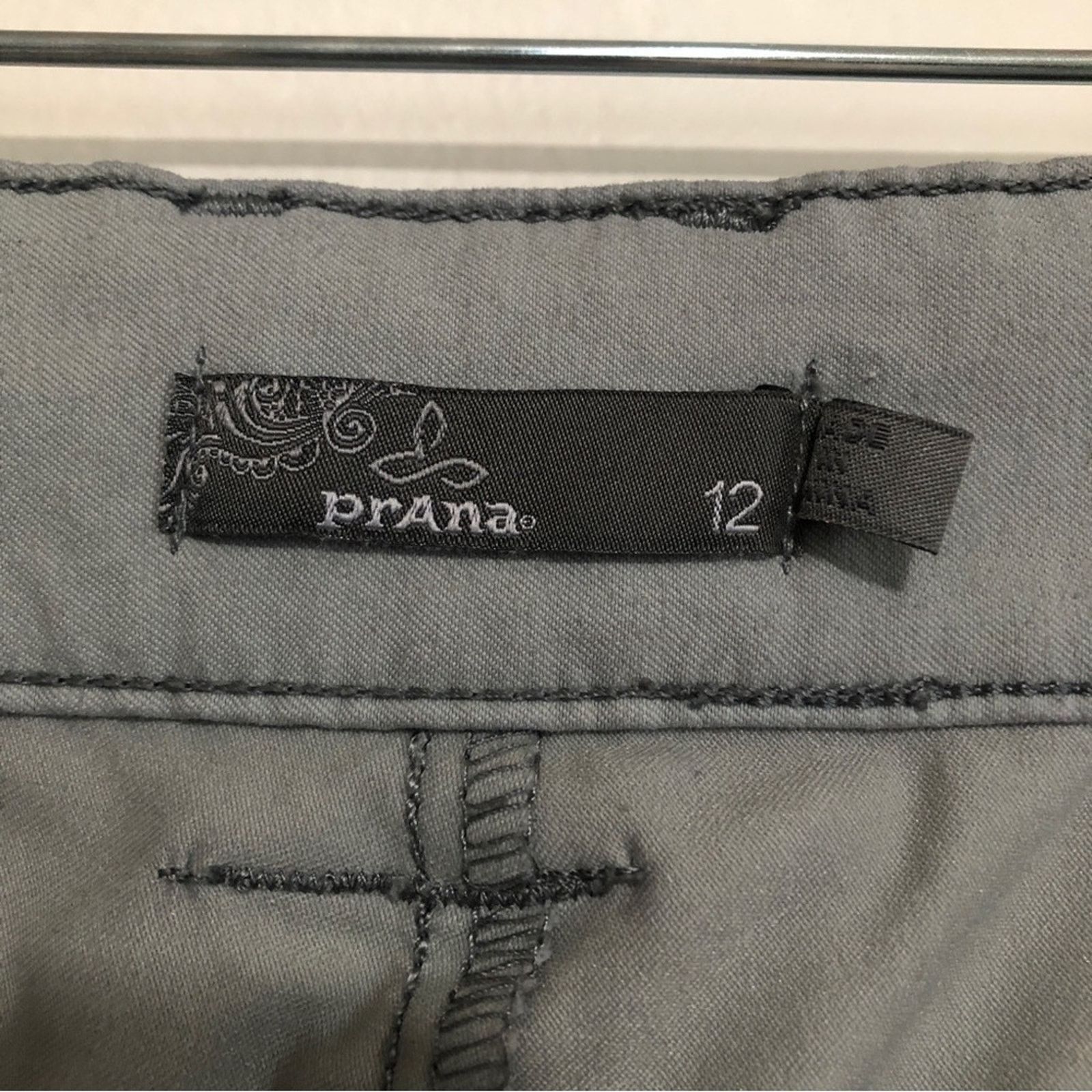Prana Prana Nylon Charcoal Gray Water Repellant Cargo Capri Pants Size 34" / US 12 / IT 48 - 4 Thumbnail