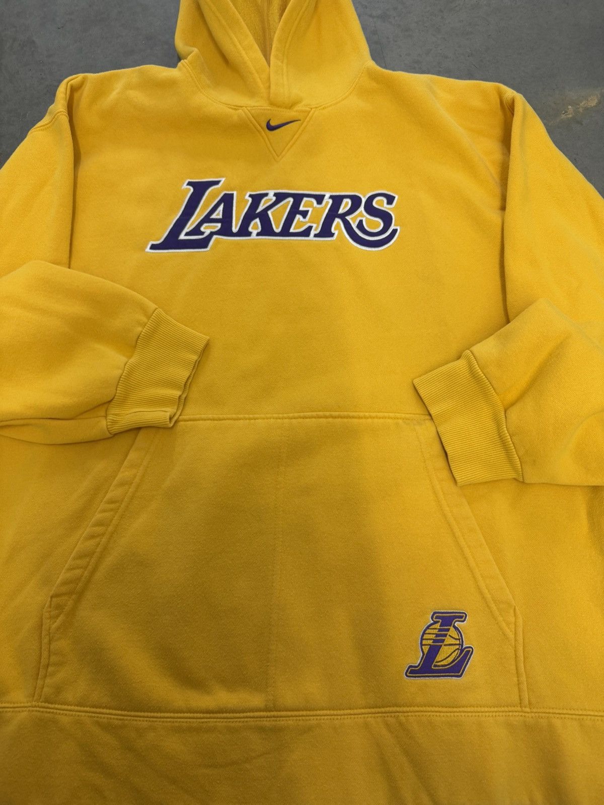 Nike Los Angeles Lakers Nike Center Swoosh Yellow Hoodie 2000s XL Size US XL / EU 56 / 4 - 5 Thumbnail