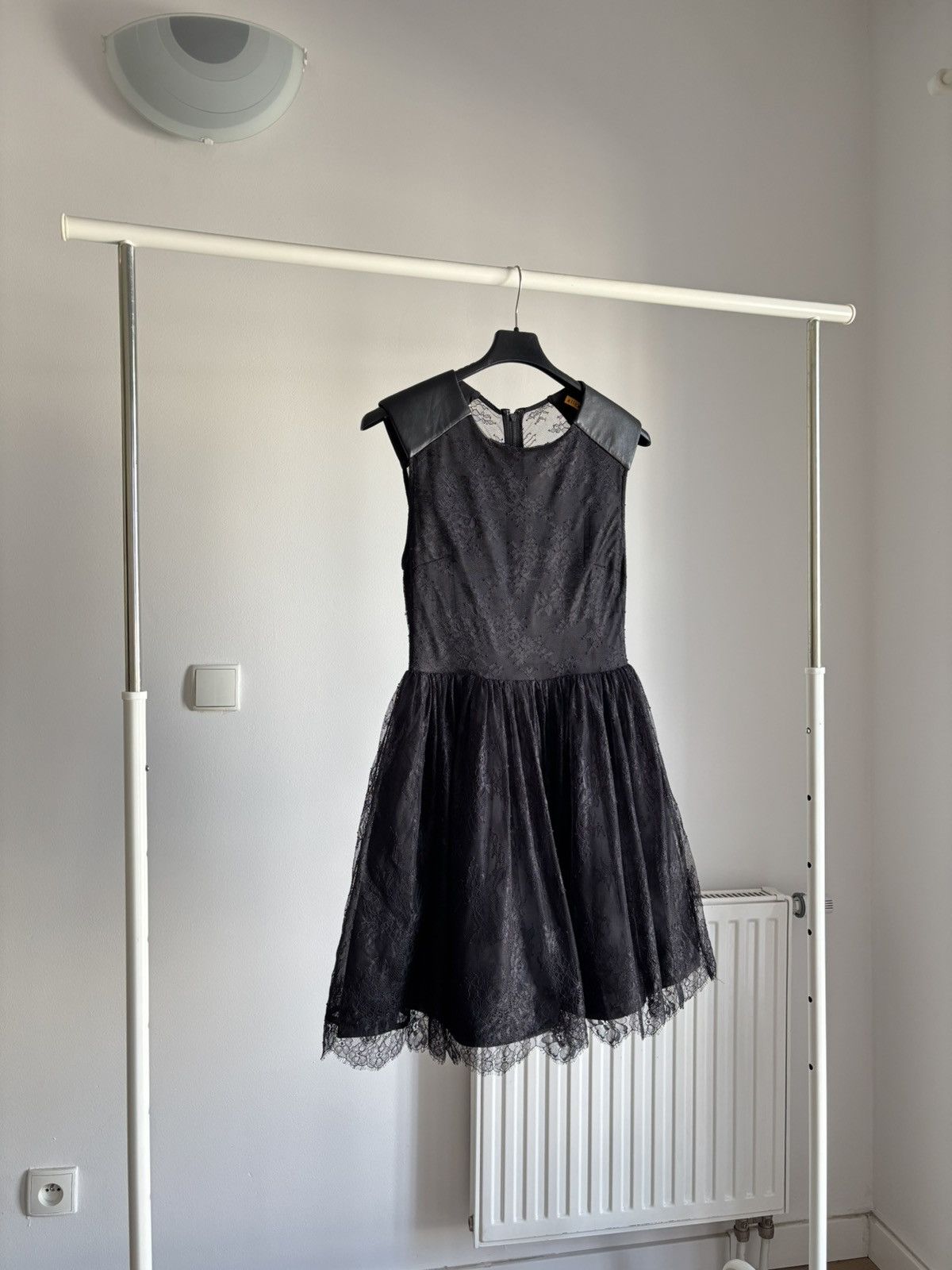 Alice + Olivia Alice + Olivia Black Midi Dress Size M / US 6-8 / IT 42-44 - 3 Thumbnail