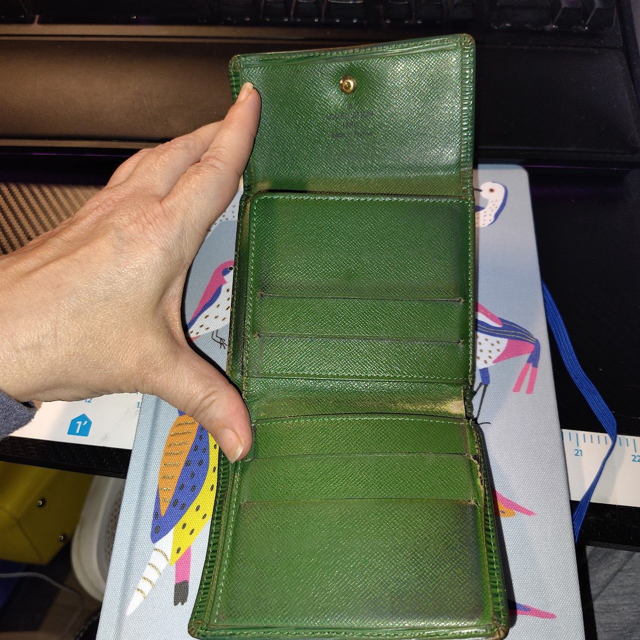 Louis Vuitton Louis Vuitton Epi leather wallet in green. Size ONE SIZE - 7 Thumbnail