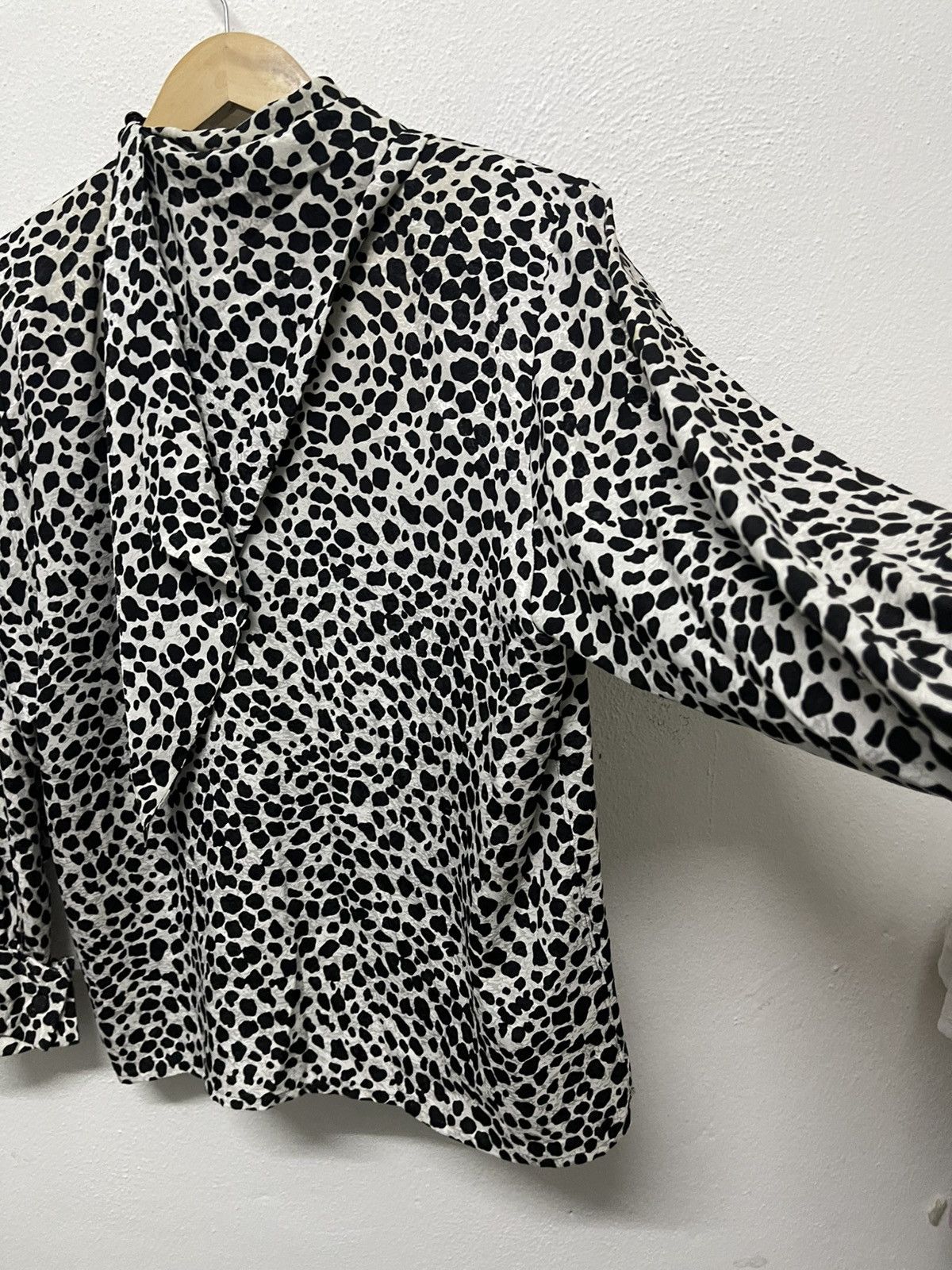 Yves Saint Laurent 1990s YVES SAINT LAURENT CHEMISIERS WHITE LEOPARD BUTTON UP Size M / US 6-8 / IT 42-44 - 17 Thumbnail
