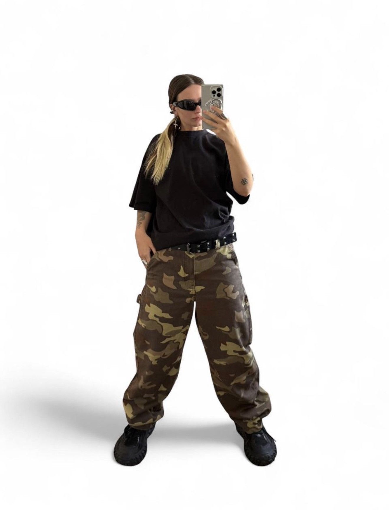 TNA Y2K camo cargo baggy jeans Aritzia TNA size 8 Size 30" / US 8 / IT 44 - 5 Thumbnail