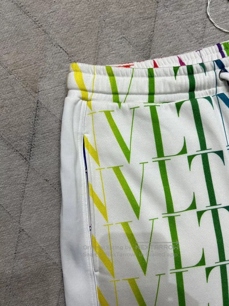 Valentino Valentino Full logo shorts Size US 32 / EU 48 - 1 Thumbnail