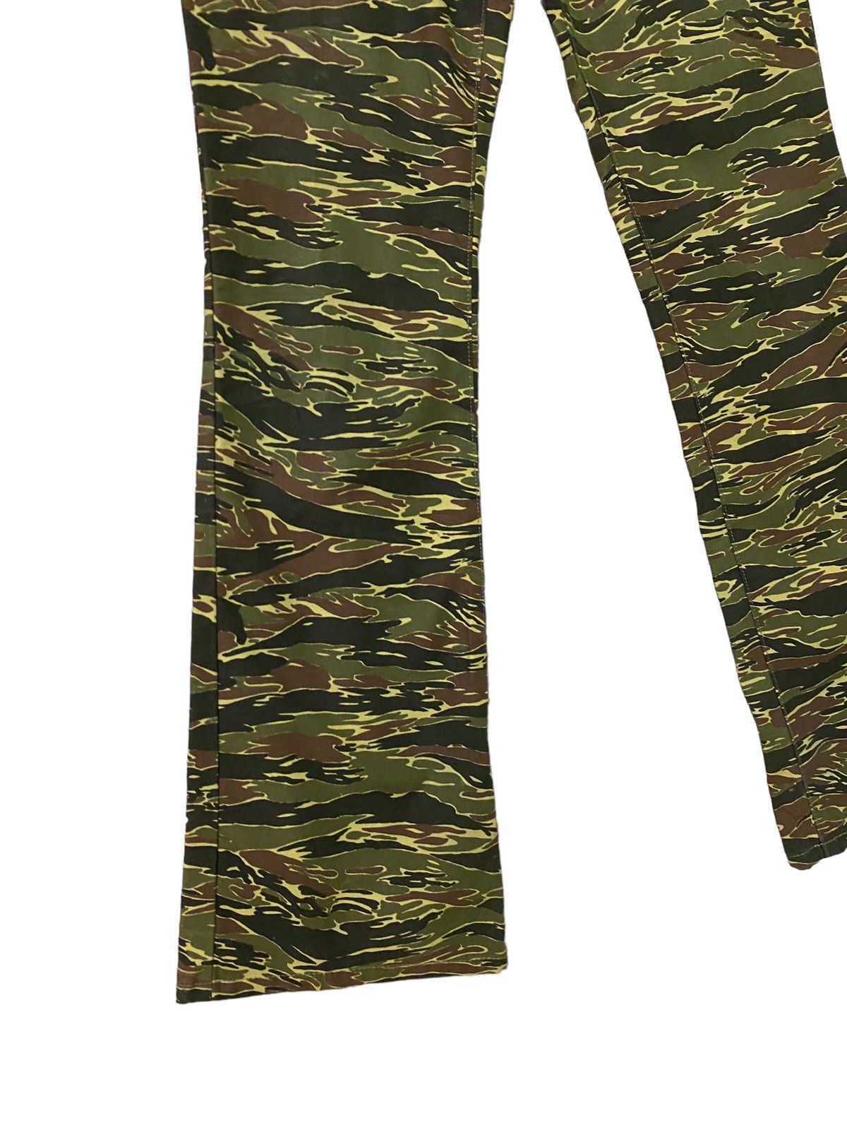 Japanese Brand × Vintage FLARED CAMOUFLAGE STYLE BELL BOTTOM BOOTCUT DENIM JEANS Size US 26 / EU 42 - 7 Thumbnail