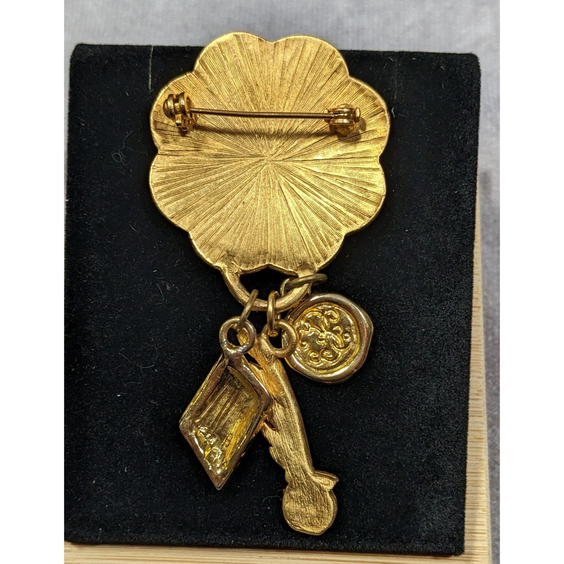 Other Vintage Poetry Love Gold Tone Brooch With Charms Size ONE SIZE - 4 Thumbnail