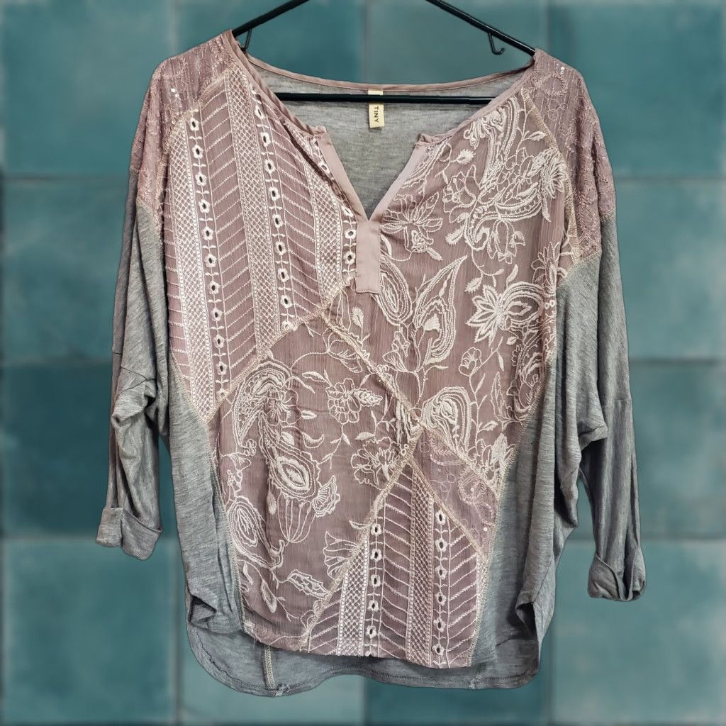 Anthropologie VINTAGE Tiny Anthropologie Top Women XS Gray Taupe Embroidered Sequin Dolman Sleeve Boho Tee Blouse Size XS / US 0-2 / IT 36-38 - 1 Thumbnail