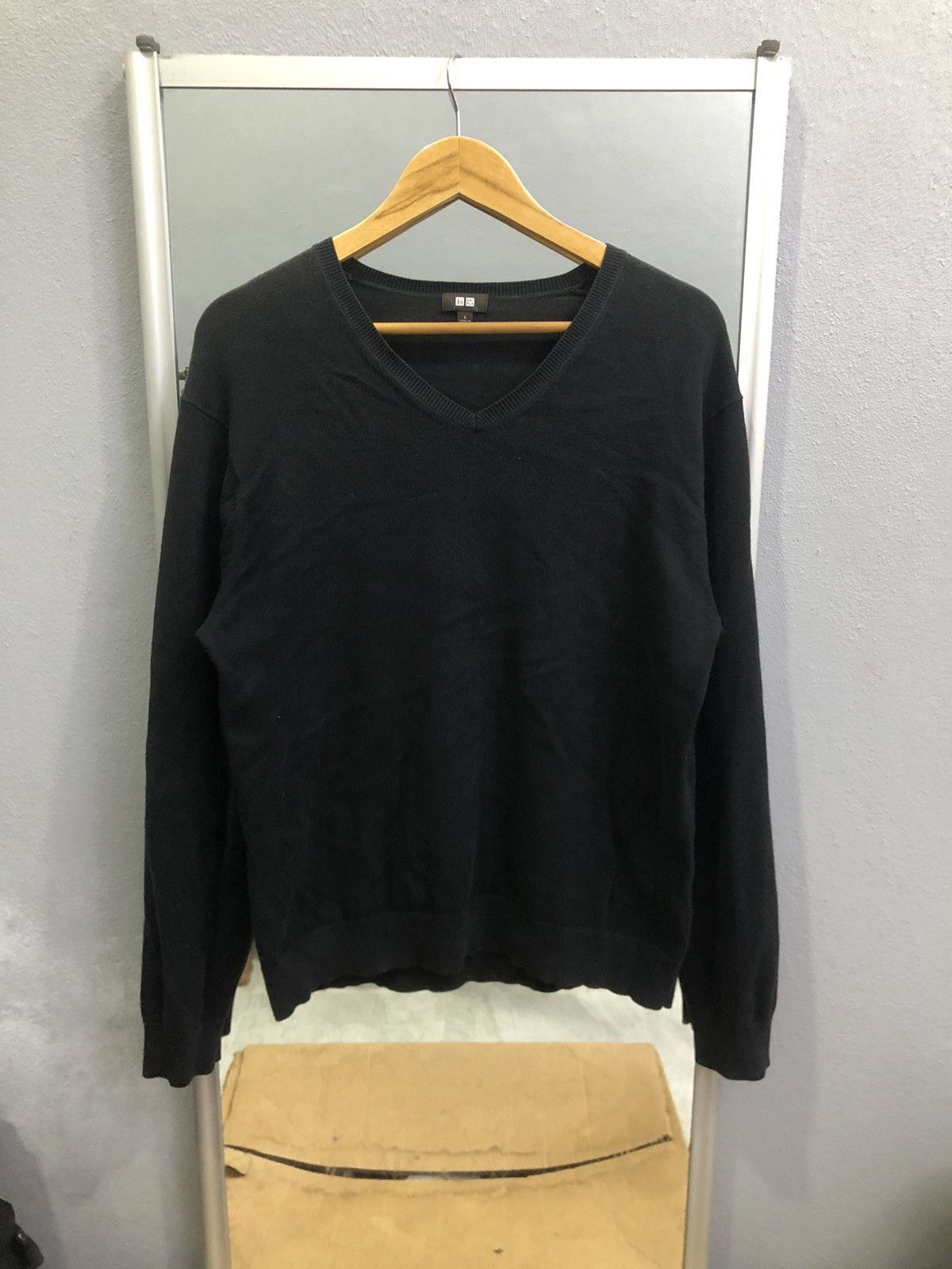 Uniqlo Uniqlo Black V-Neck Knit Pullover Sweater Size US L / EU 52-54 / 3 - 1 Thumbnail
