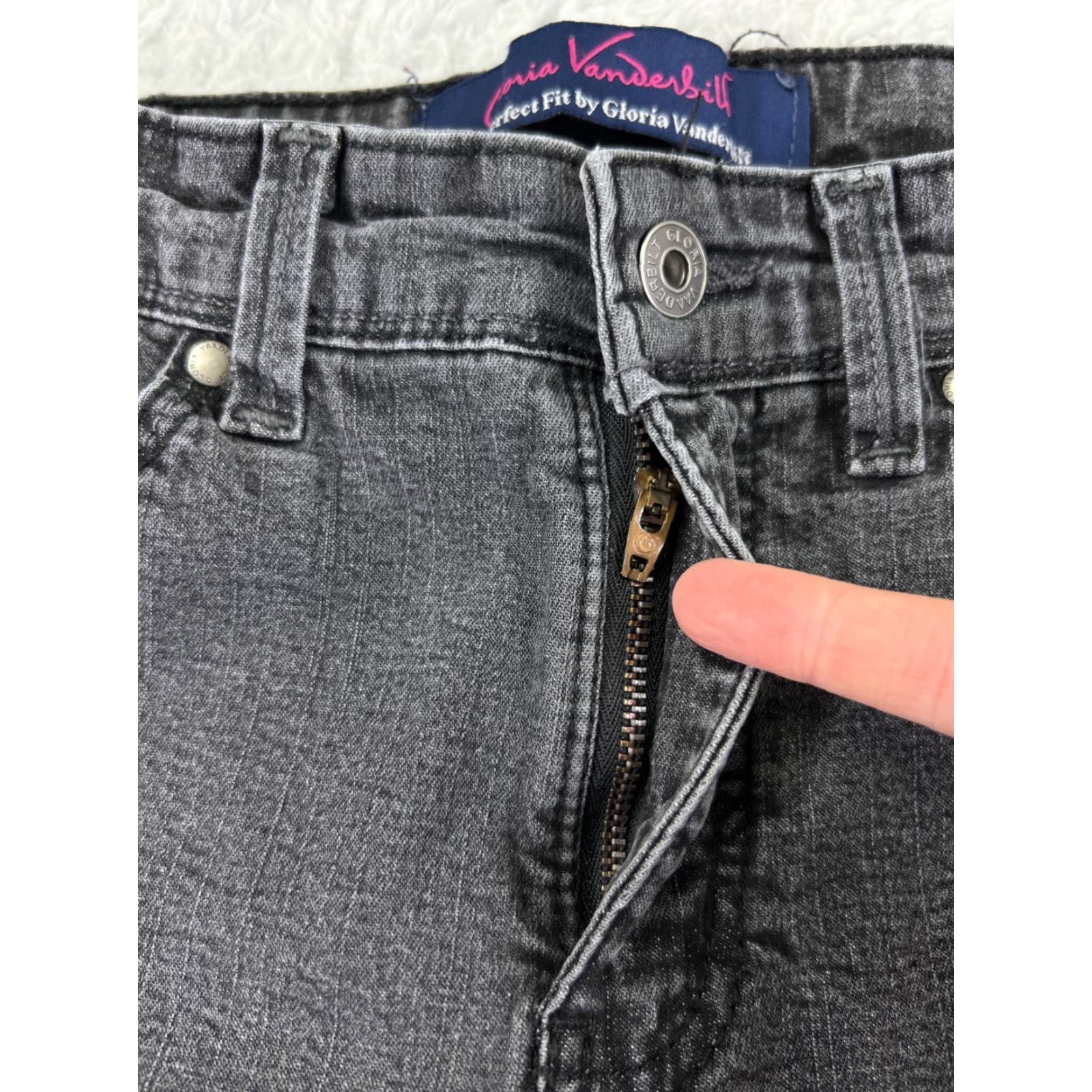 Gloria Vanderbilt Gloria Vanderbilt Jeans Women's 8 Black Denim Straight Leg Mid Rise 26x30 5-Pocket Logo Embroidered Button Comfort Stretch Vintage No Mens Womens Size 30" / US 8 / IT 44 - 5 Thumbnail