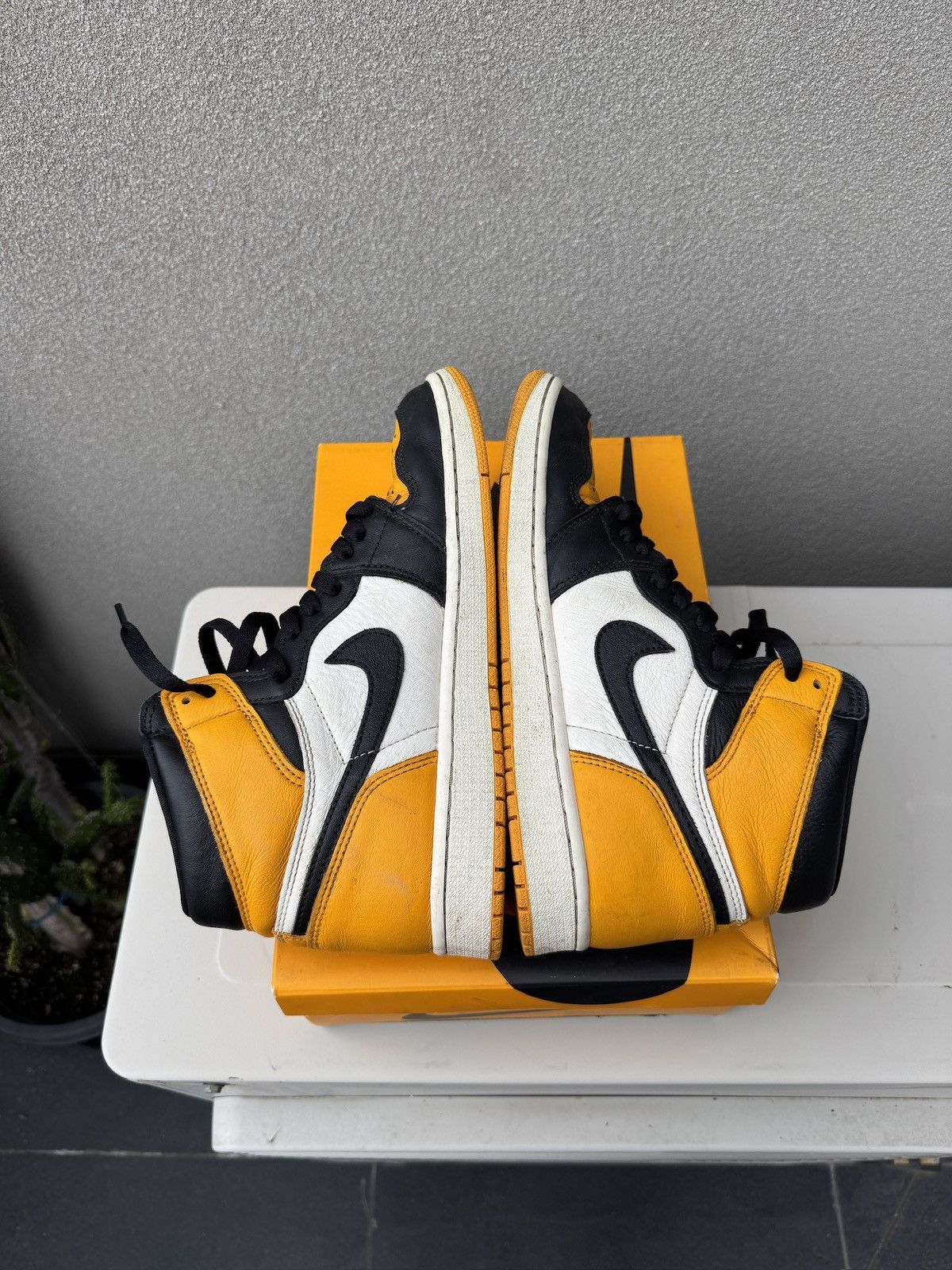 Nike Jordan 1 High Taxi Size US 9 / EU 42 - 4 Thumbnail