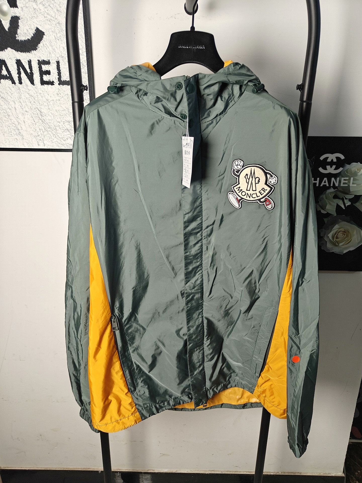 Moncler Moncler White Light Jacket xxl Men Size US XXL / EU 58 / 5 - 1 Thumbnail