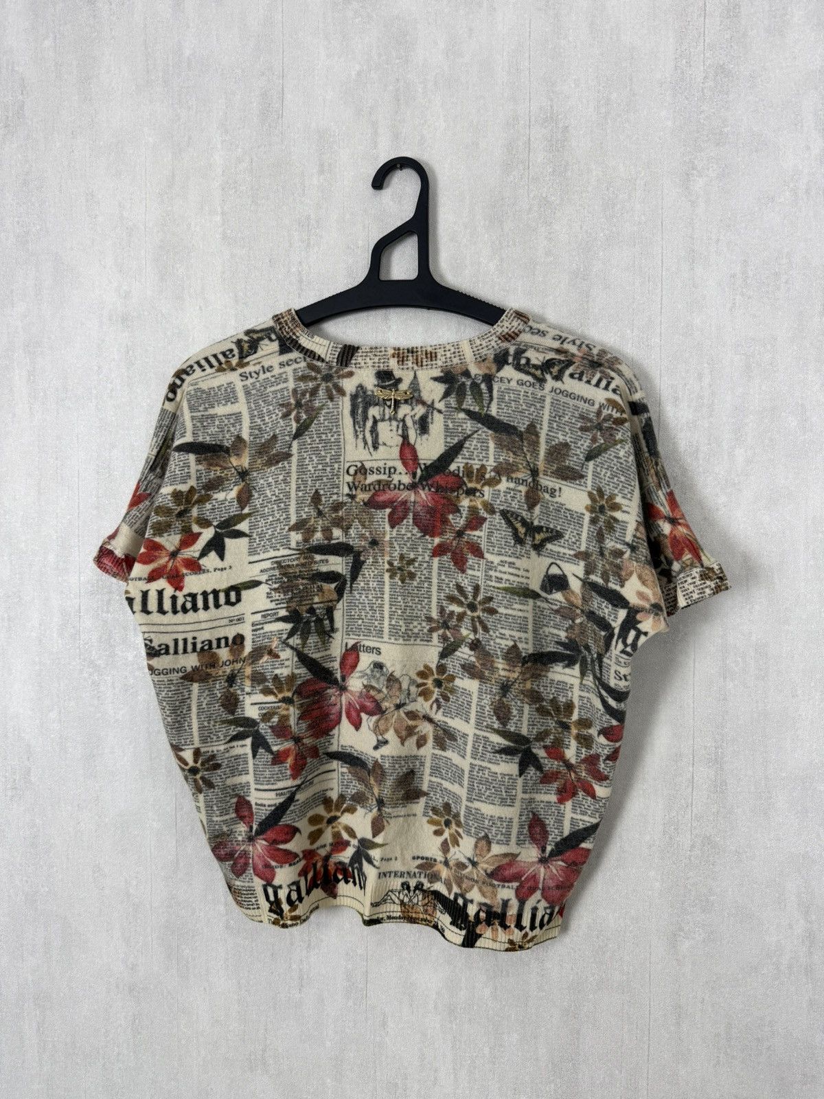 John Galliano John Galliano Newspaper Floral Print V-Neck Wool T-Shirt Size M / US 6-8 / IT 42-44 - 10 Thumbnail