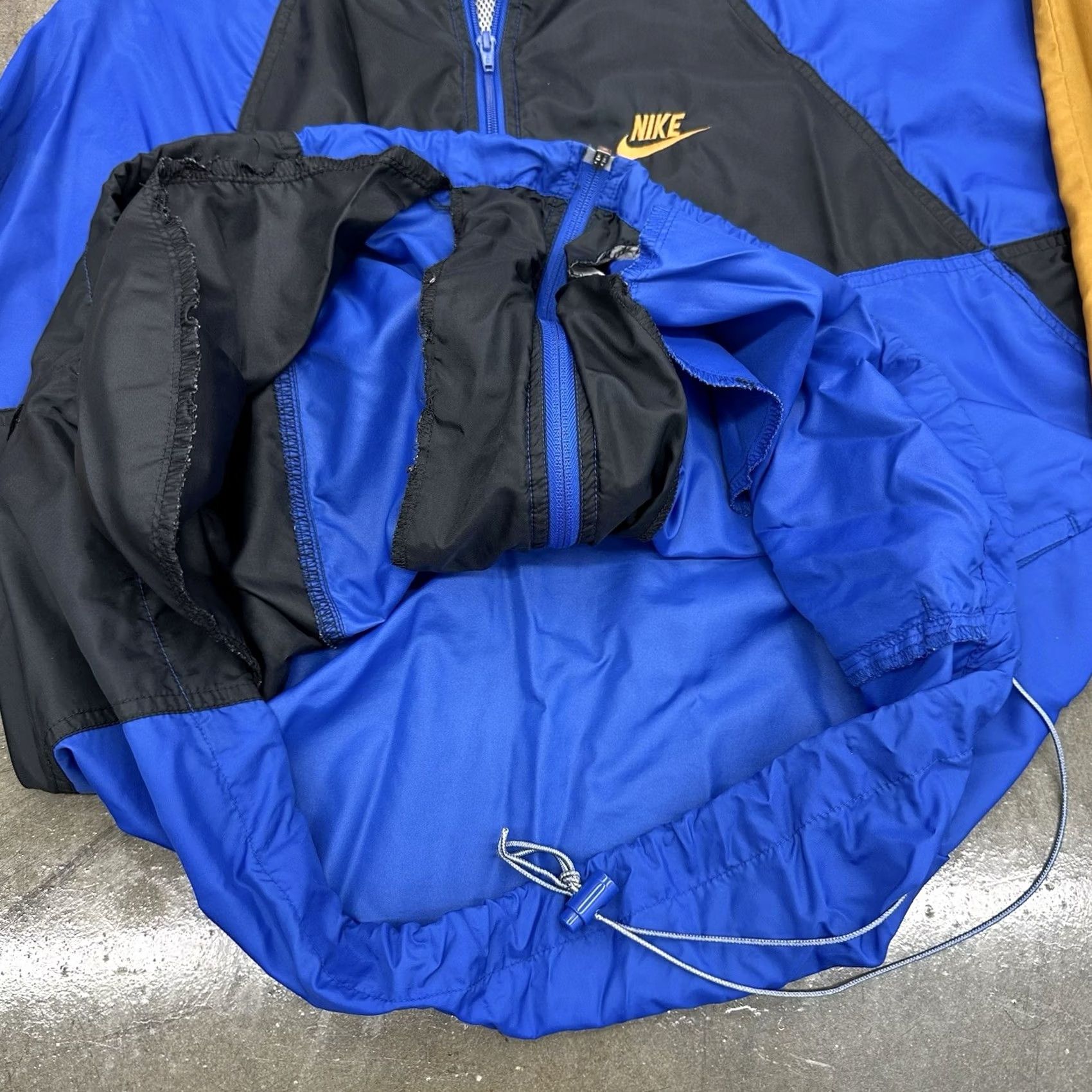 Nike VINTAGE Nike Geometric Blue Black Gold Windbreaker Jacket Nylon XL Mens Regular Windbreaker Fully Zip Hooded 90s Logo Embroidered Spring Summer Winter Size US XL / EU 56 / 4 - 3 Thumbnail