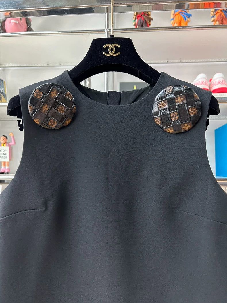 Louis Vuitton Louis Vuitton 23 Show Old Flower Big Round Button Decoratio Size XXS / US 00 / IT 34 - 2 Thumbnail