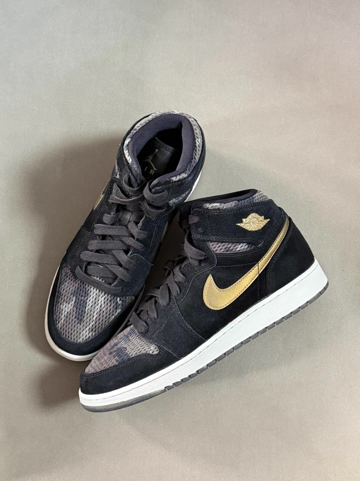Nike Air Jordan 1 Black and Gold Ｑ20 Size US 9.5 / EU 42-43 - 1 Thumbnail