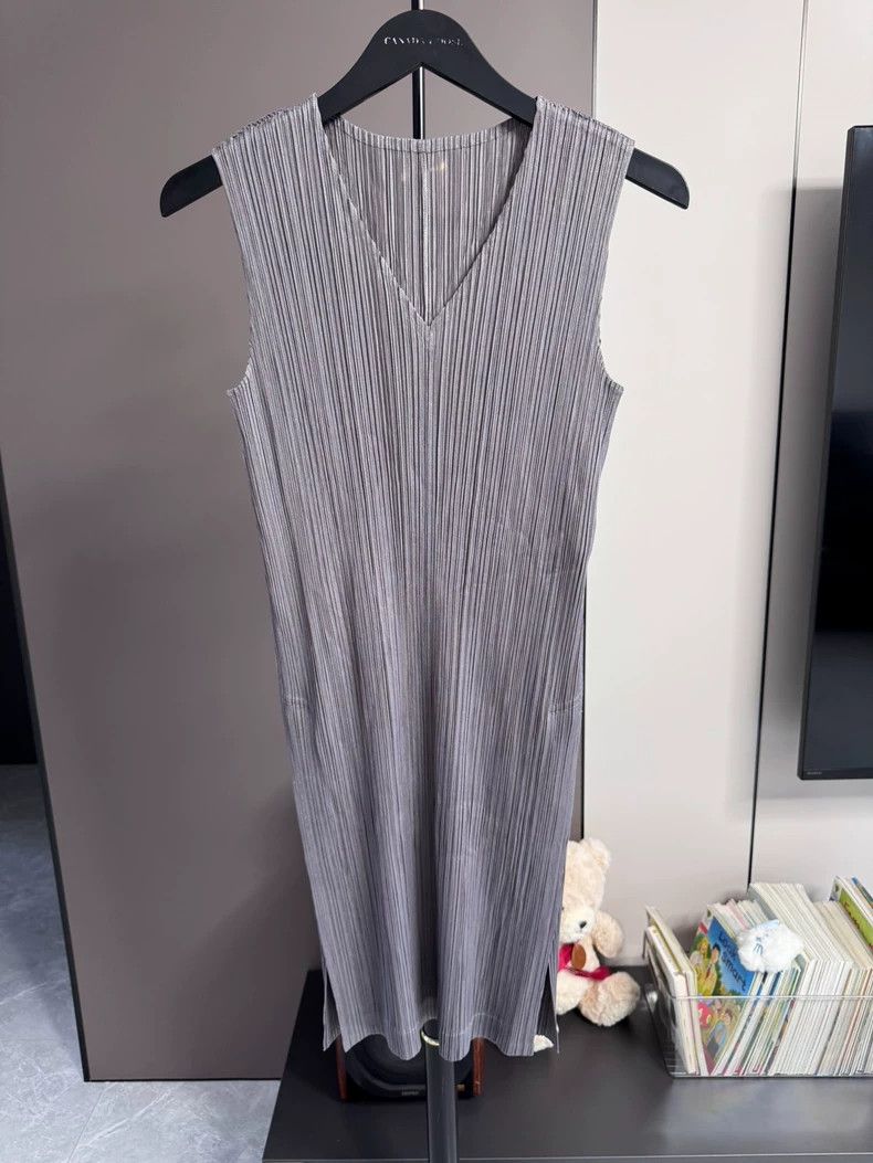 Issey Miyake Issey Miyake Dark grey pleated vest Size L / US 10 / IT 46 - 1 Thumbnail