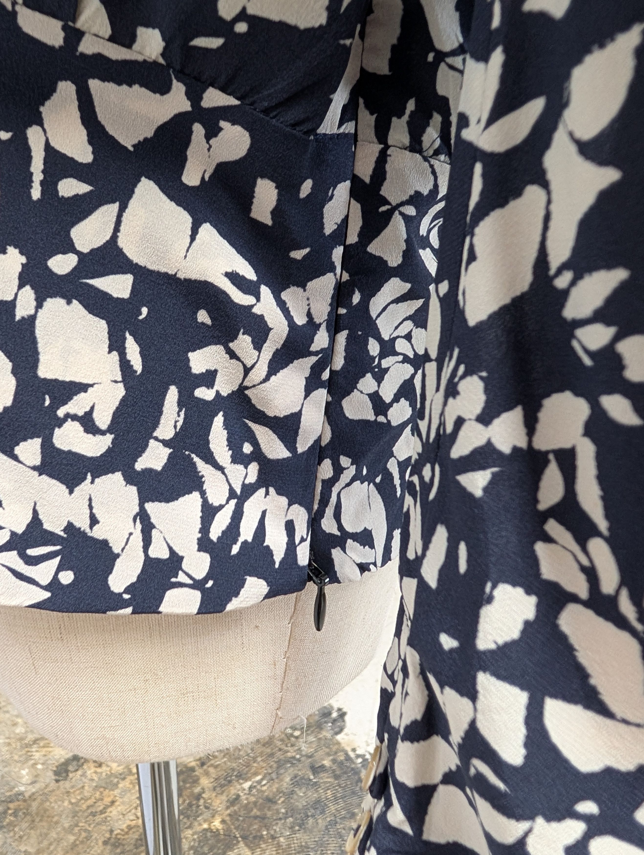 Isabel Marant Isabel Marant Navy Silk Sakura Print Blouse Size XS / US 0-2 / IT 36-38 - 5 Thumbnail