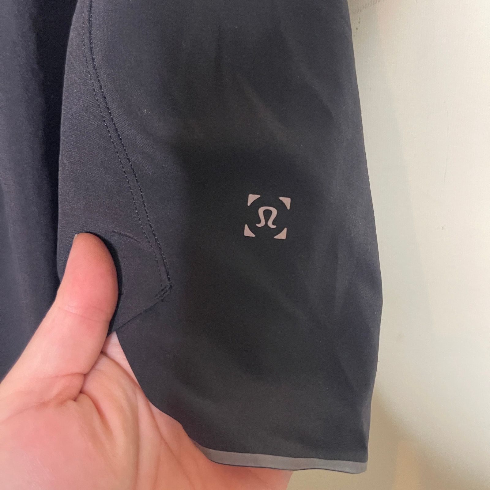 Lululemon Lululemon men black lined 6” athletic shorts sz S Size US 32 / EU 48 - 6 Thumbnail