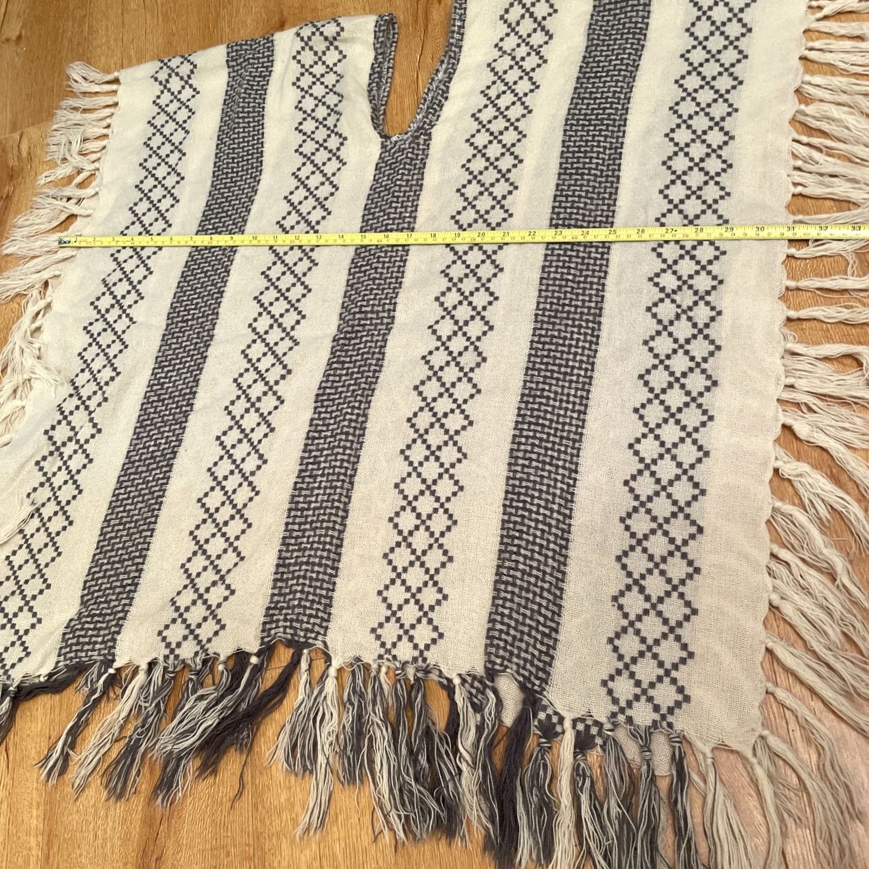 Vintage VINTAGE Mudd Y2K Grey Boho AZTEC Fringe Ivory Diamond Striped Poncho Fringed One Size Women Pullover Knit Scarf Size ONE SIZE - 4 Thumbnail