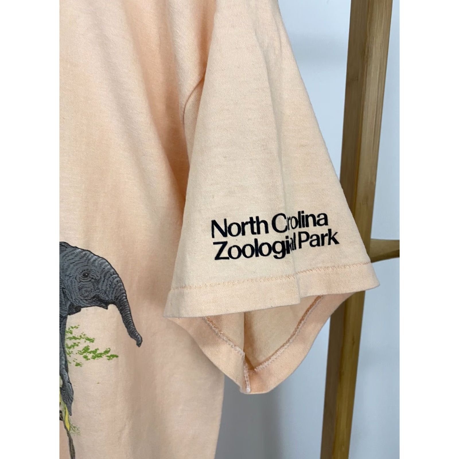 Vintage VTG 80s North Carolina Zoological Park This Place Is A Zoo Peach T-Shirt L USA Mens Harlequin Size US L / EU 52-54 / 3 - 3 Thumbnail