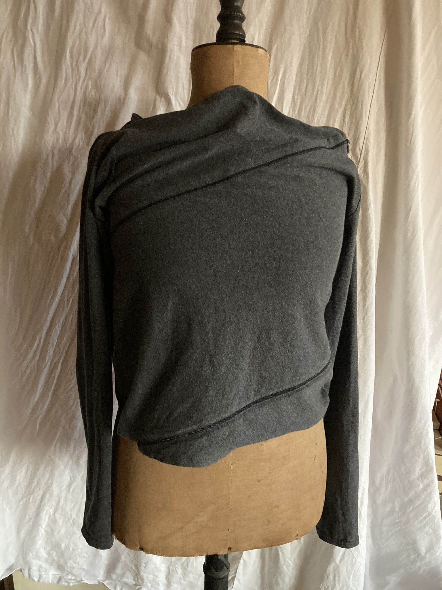 Maison Margiela FW98 Margiela grey jumper with spiralling zipper Size L / US 10 / IT 46 - 1 Thumbnail